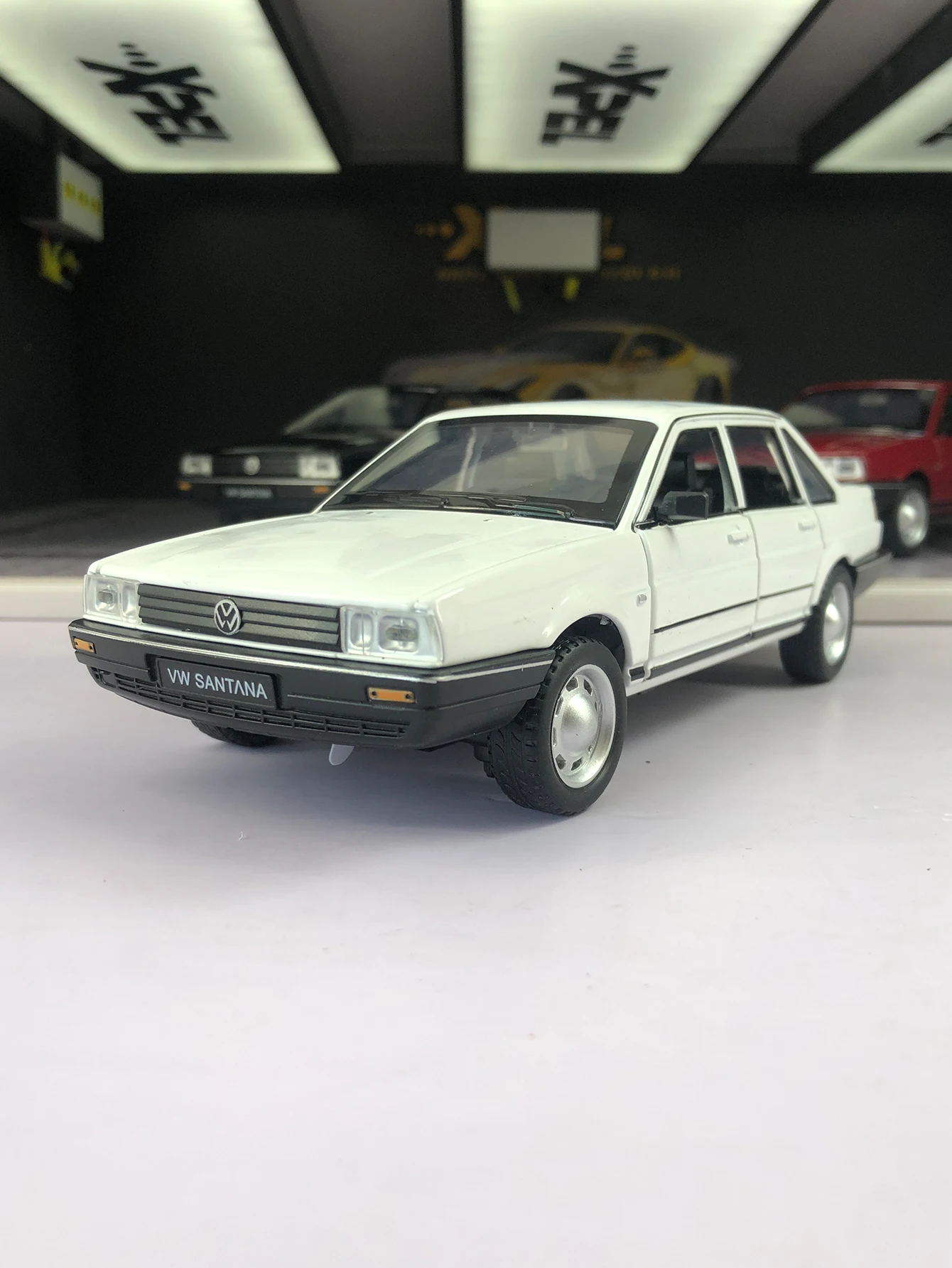 1:24 simulatie Santana-modelauto van zinklegering, statisch ornament, verzamelbare cadeau-auto van metaal