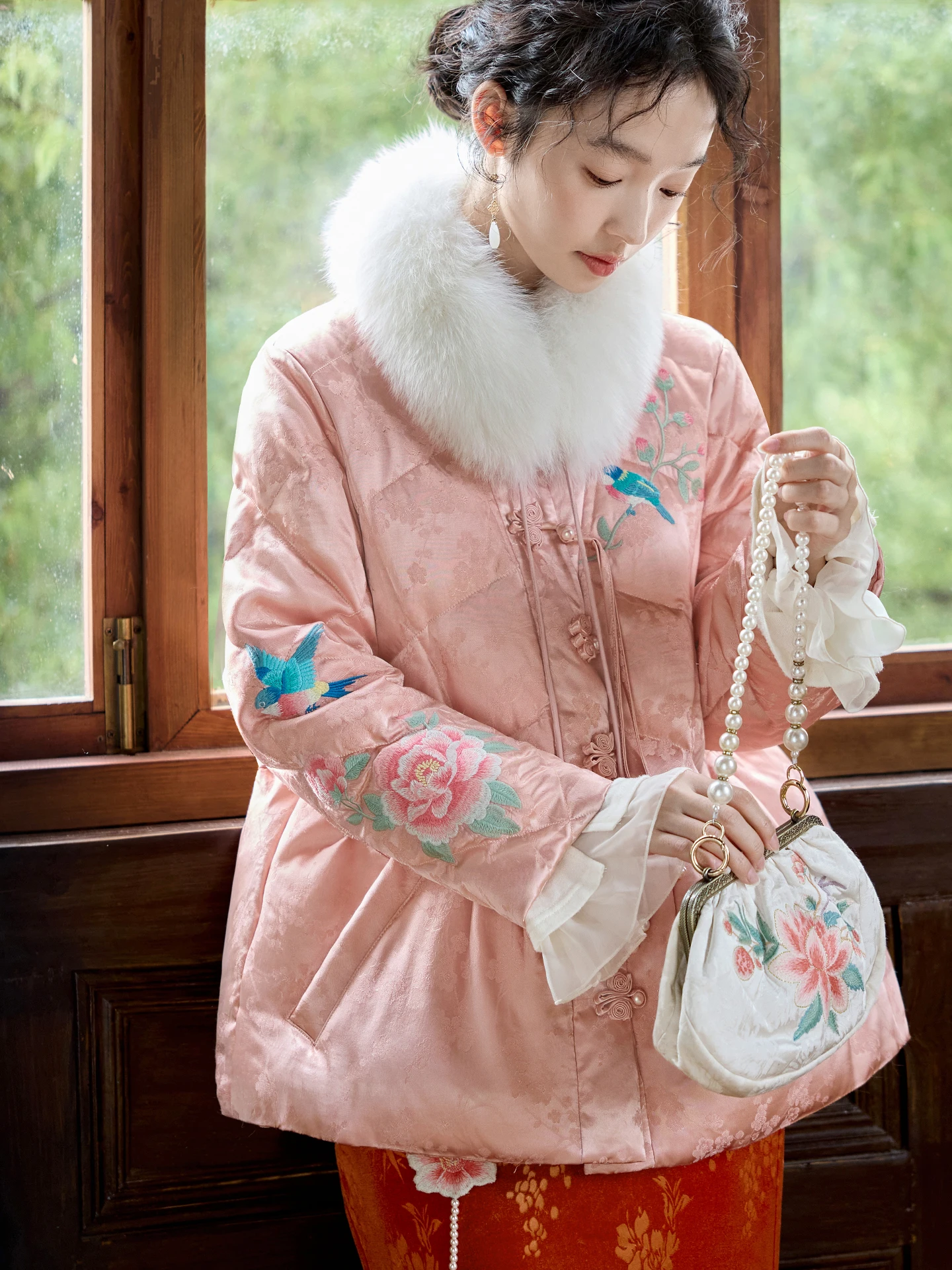 

Женское теплое пальто из пуха с вышивкой, серия «Цветочный узор», удлиненное, стандартной длины