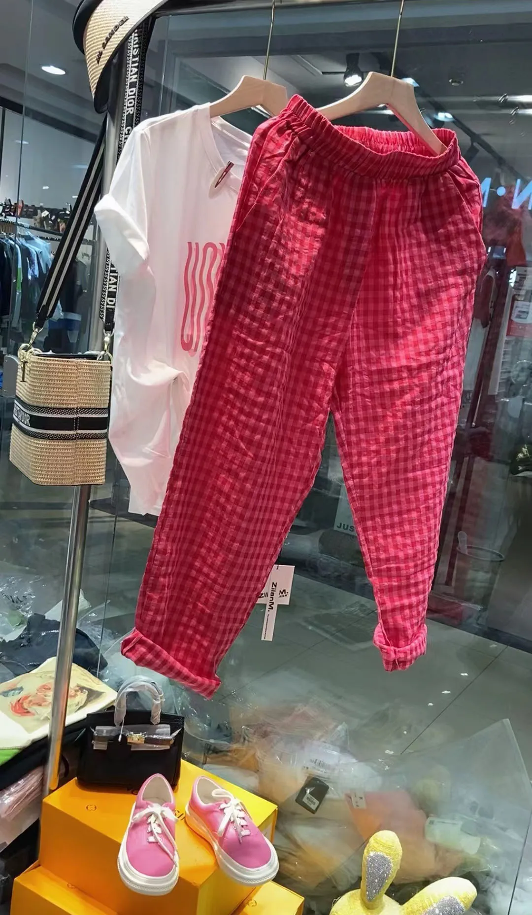 

Прямые брюки в клетку с розовыми пузырьками – это новый стиль модных и молодежных повседневных женских брюк летом.