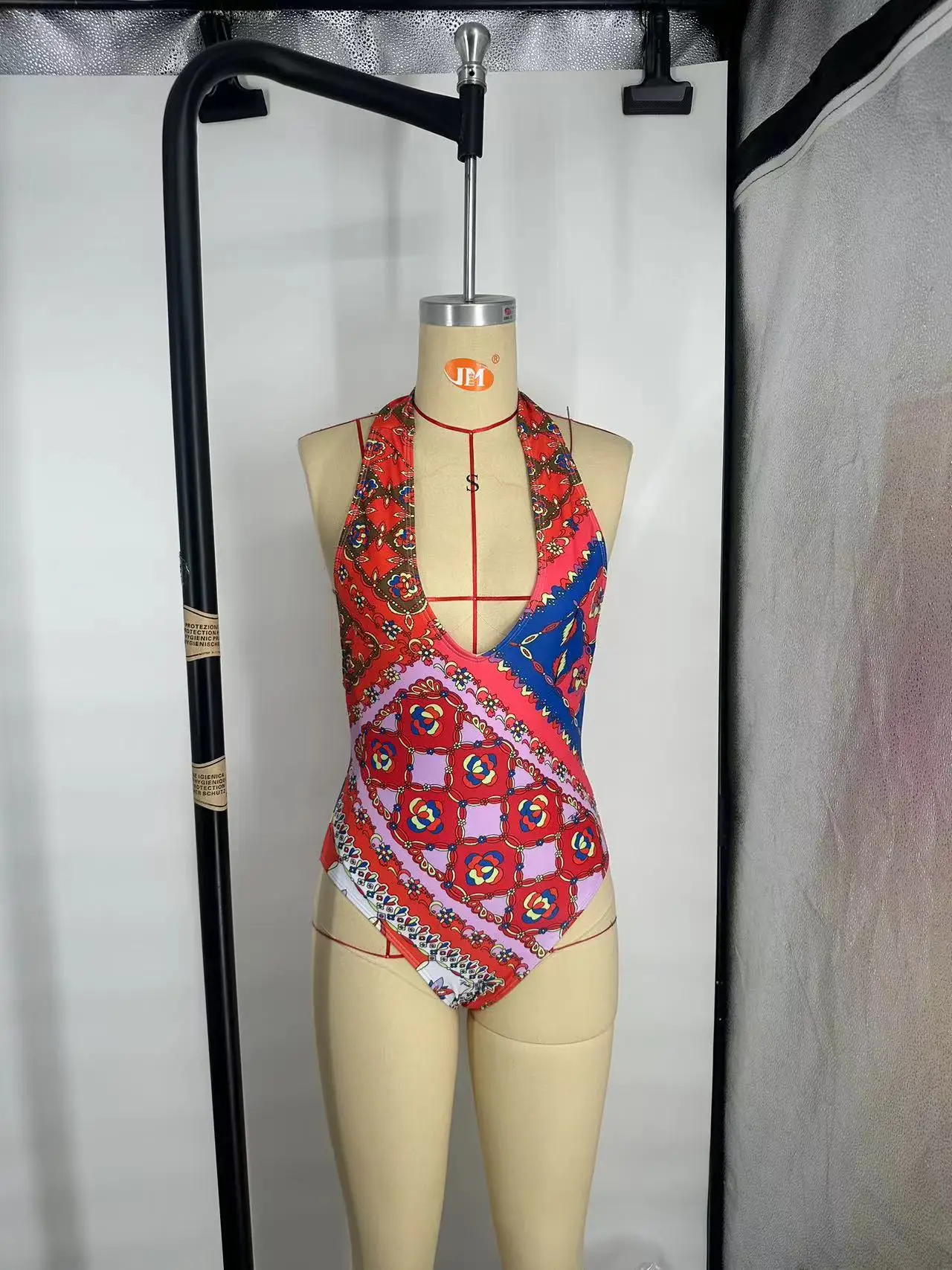 2025 Traje de baño con bufanda Traje de baño para mujer Traje de baño con estampado de fiesta Sarong Ropa de playa sin espalda