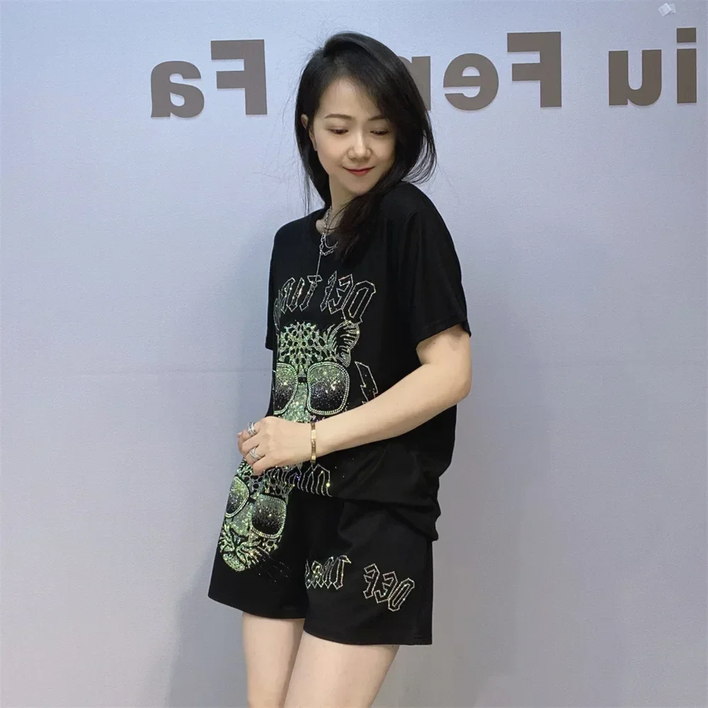 2025 primavera 2 peças conjuntos de roupas femininas dos desenhos animados diamantes preto agasalho casual tricô topos e shorts tempeстюм Ж Dönм Жtü Лет....