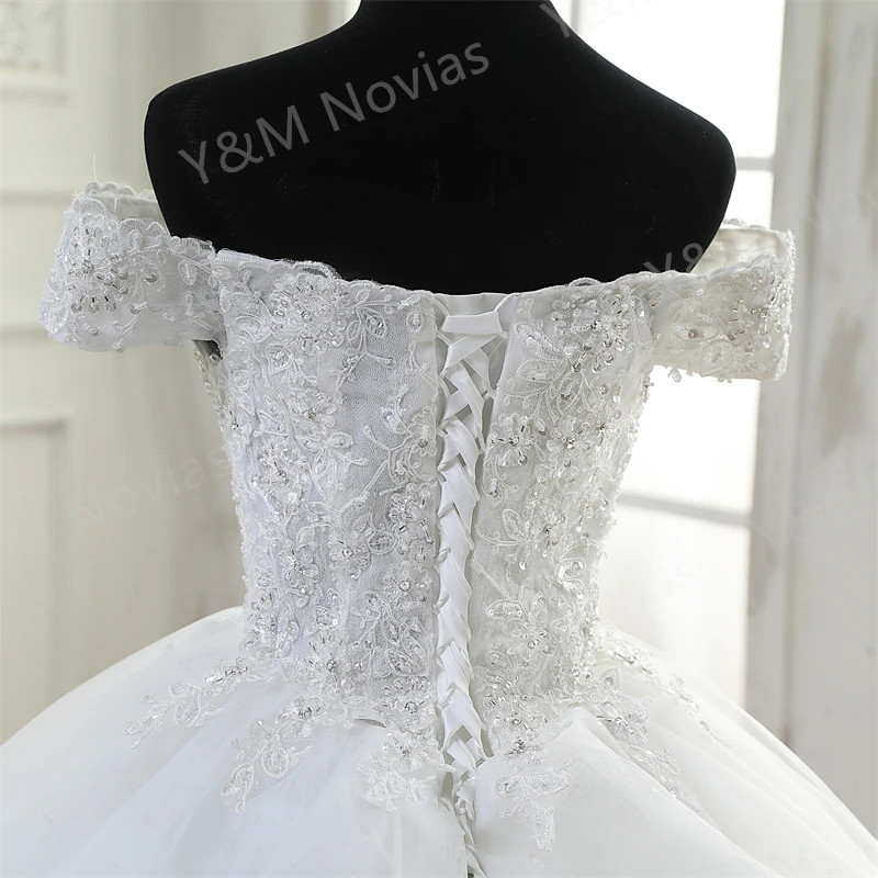 Y & M Novias ชุดแต่งงานสีขาวปักไหล่เปิดไหล่หรือสไตล์รถไฟชุดชุดไปงานเต้นรำขนาดพิเศษออกแบบได้ตามต้องการ