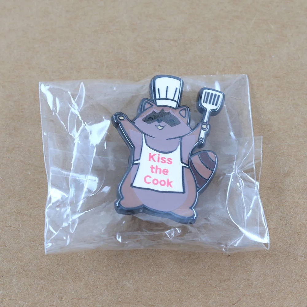 Lustige Waschbär-Emaille-Pin „Küss den Koch“ – Niedliche Tier-Bäcker-Abzeichen, Kreativer Küchenschmuck, Anstecknadeln für die Küche – Detail 9