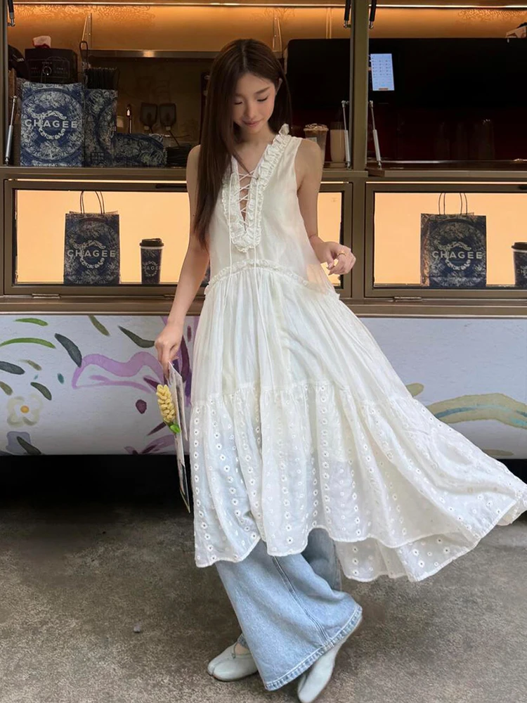 Sleeveless V-neck beaded strapless dress for women. Layered cake-shaped skirt with openwork embroidery and fairy-like design.