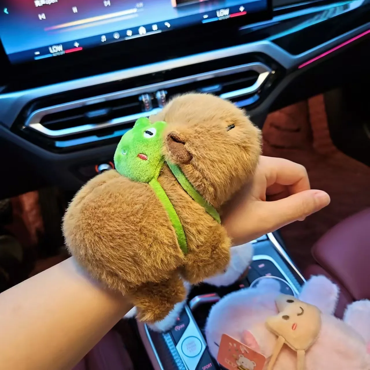 กำไลข้อมือสแนปริงคาปิบาร่าแบบสปอร์ตใหม่ พร้อมหางหมุนได้ ตุ๊กตาคาปิบาร่าสุดฮิตในโซเชียล