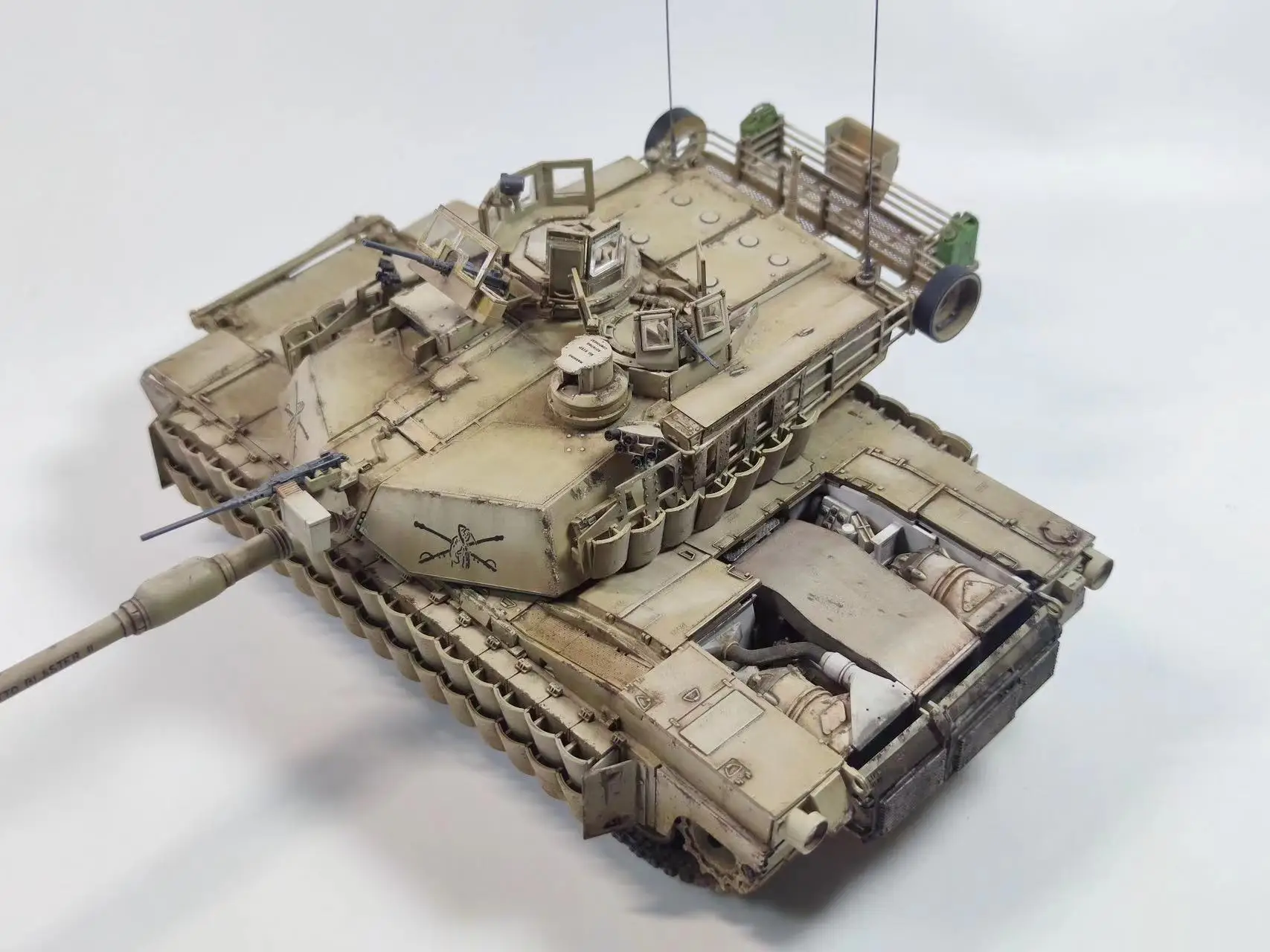 1/35 American M1A2 main battle tank in desert livery. Fully internalized, high-end OEM finished model