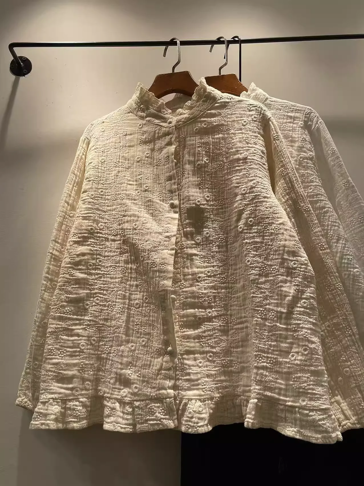 

Mori Kei Одежда в японском стиле, белые, бежевые кружевные рубашки и блузки с вышивкой, винтажные топы с воротником-стойкой и длинными рукавами