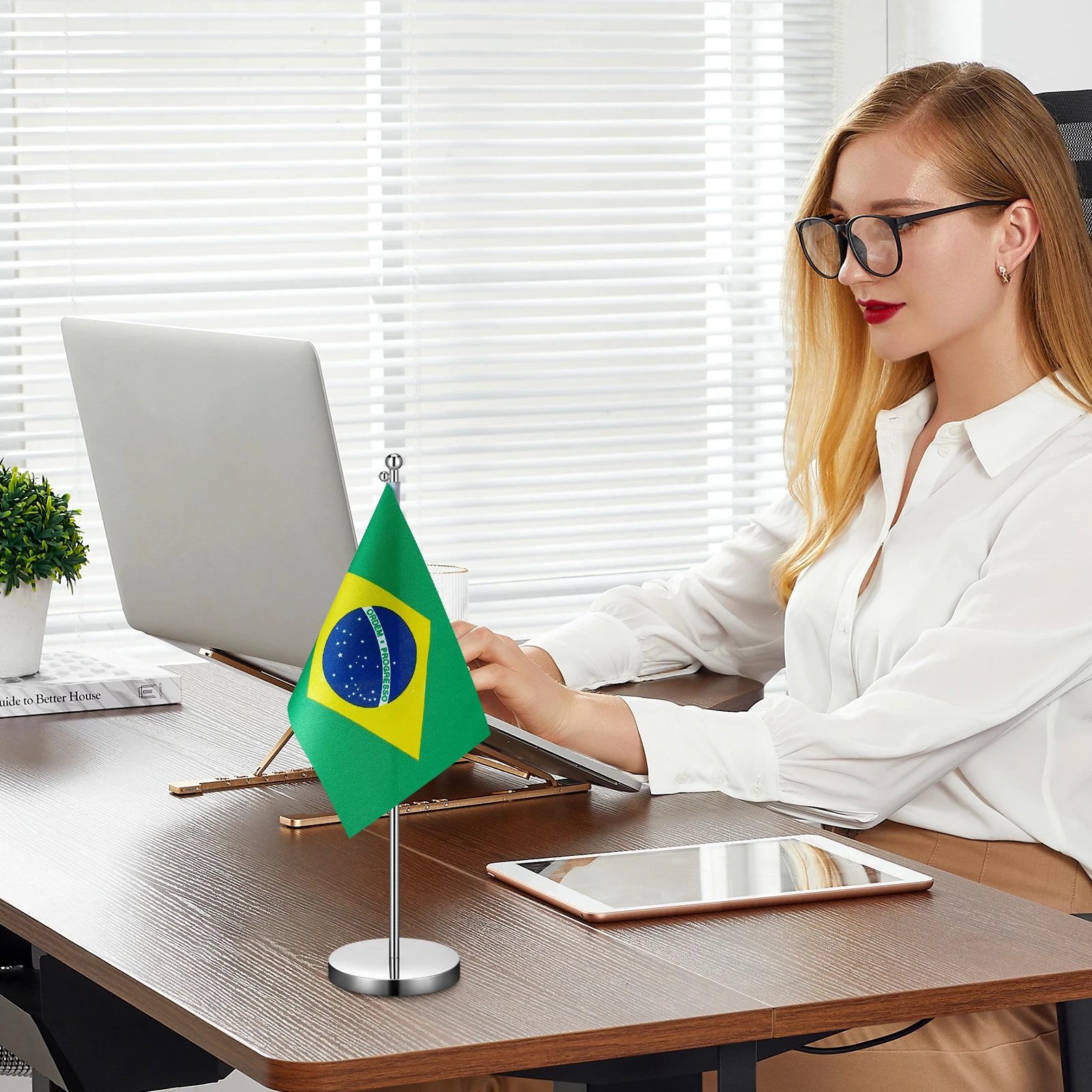 

Telescopic Flagpole Stand Wear-resistant Desktop Flag Holder Stainless Steel Compact Lightweight Office Accessory for Decoration
