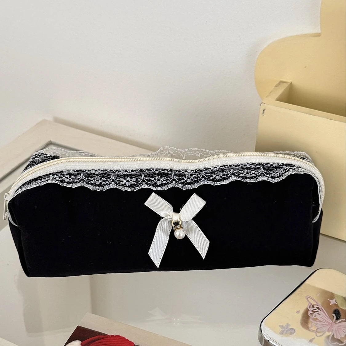 Solid Color Lace-Trimmed Pencil Case, Quilted Cute and Stylish Makeup Bag, Large Capacity Universal Student Pencil Case Storage Bag, Used for Storing Lipstick, Data Cables, and Miscellaneous Items, Stationery Storage Bag Pencil Case, Solid Color Lace Trim