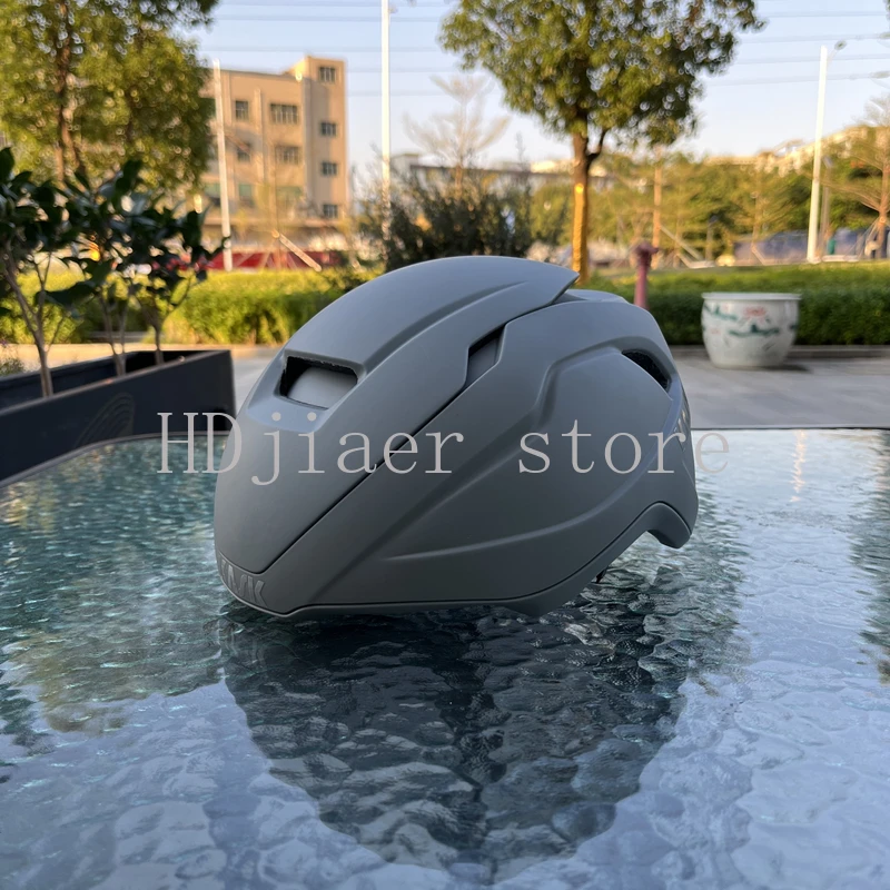 

Adjustable pneumatic helmet, mountain road bicycle riding safety helmet, male and female integrated molded helmet