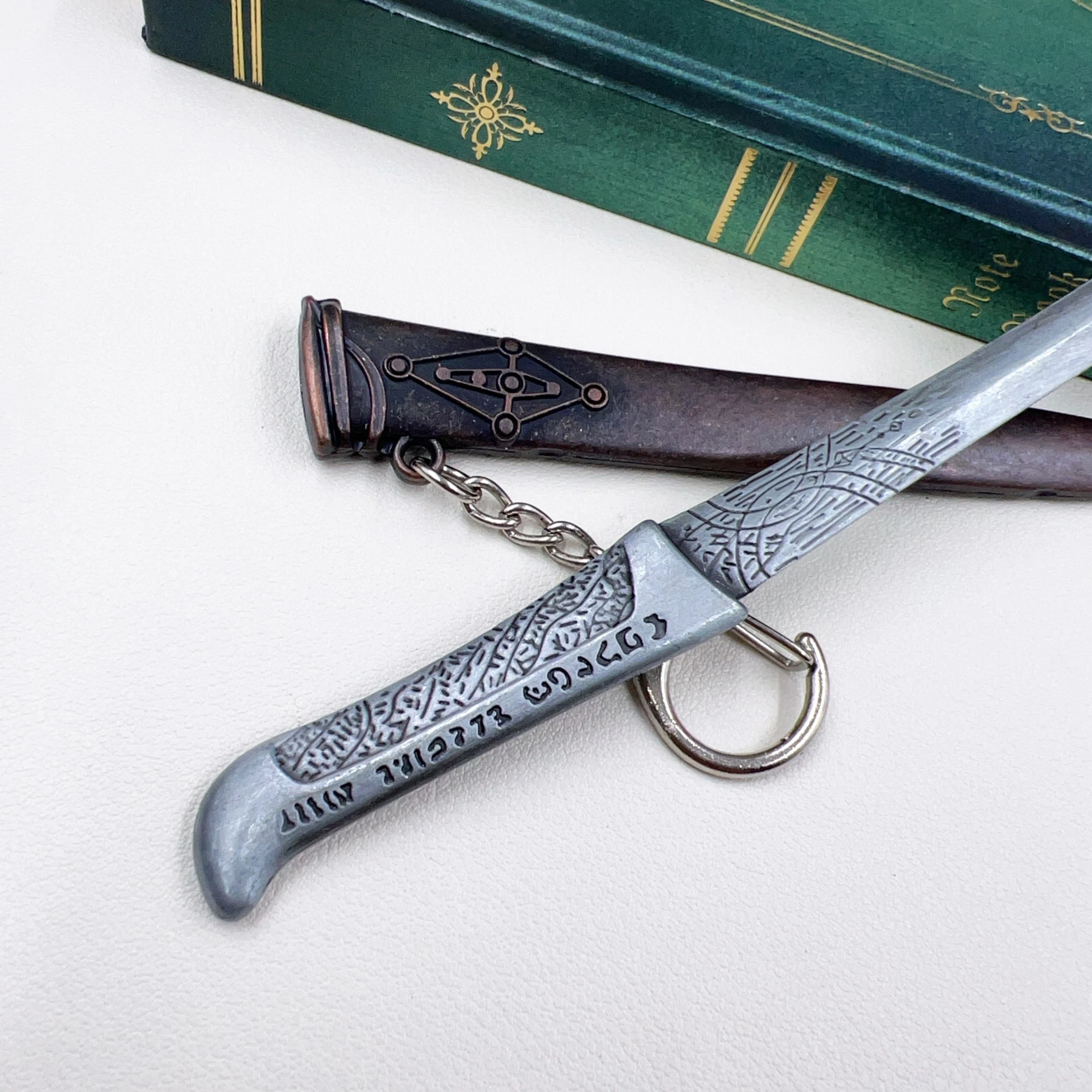 Hot Movie DUNE 2 Sword with Sheath Keychains Movie Peripherals Sand Worm Paul Atreides Fremen Sword Model Key Ring Gift for Men
