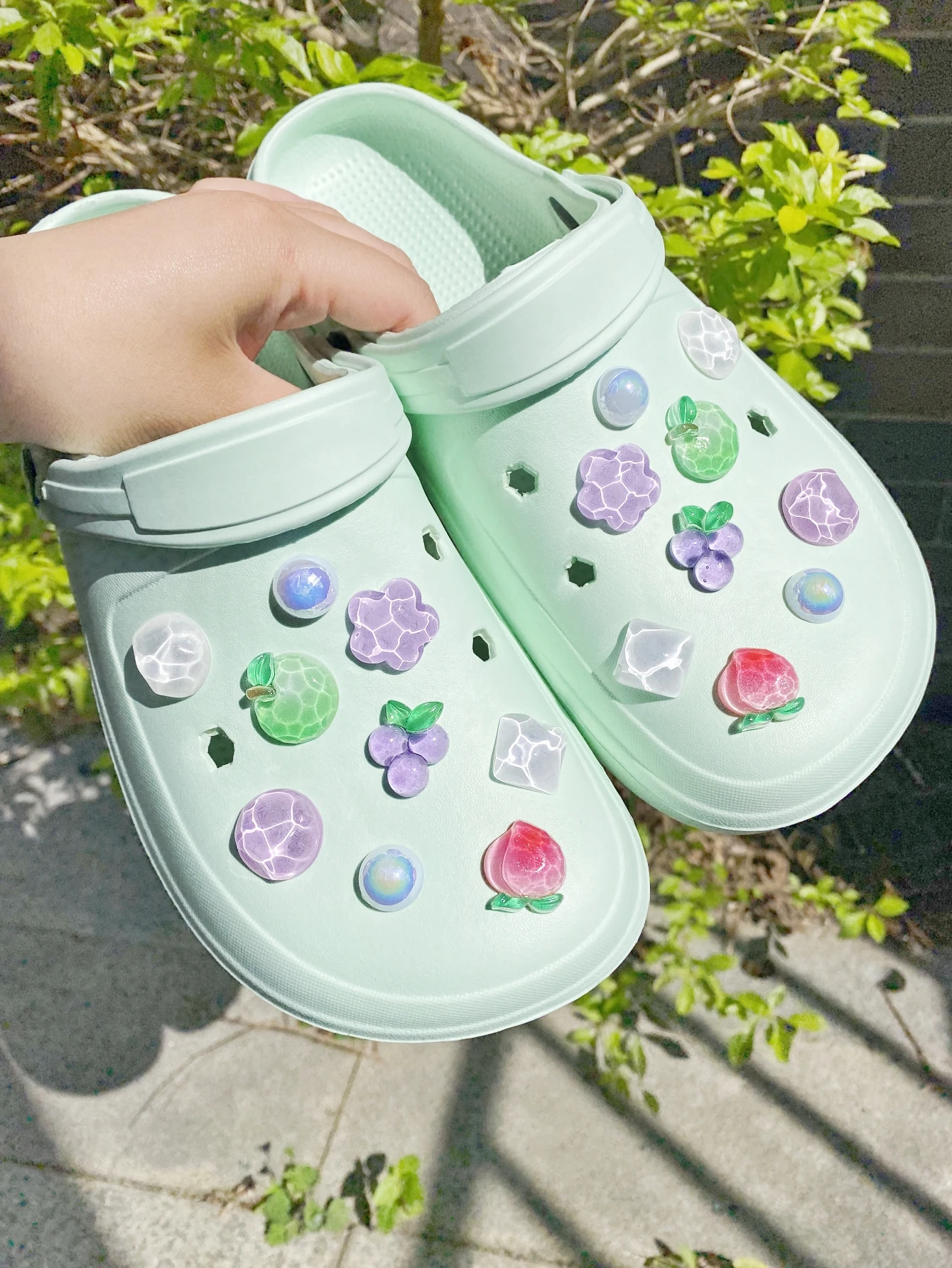 

18 pieces of purple water moire flowers, green apples, pink peaches, purple grapes, white ABS pearl shoe buckle DIY decoration,