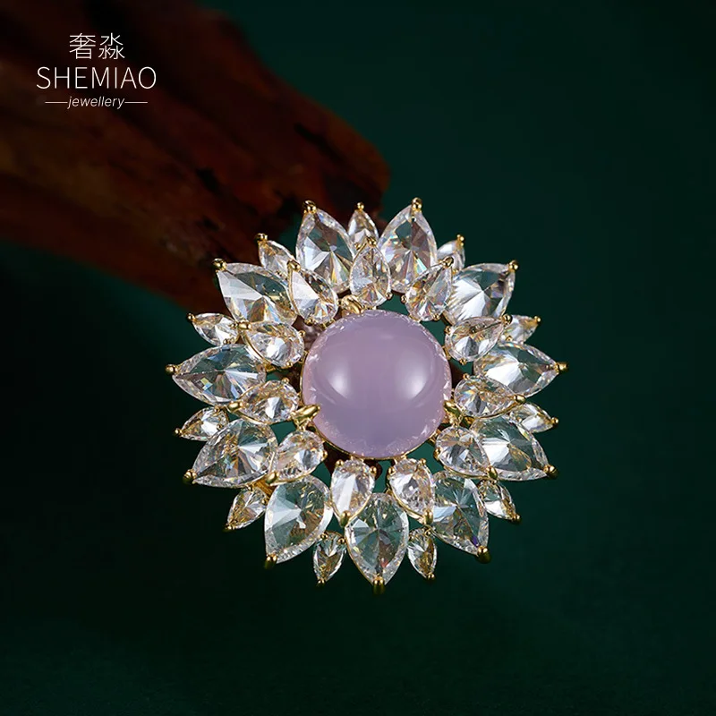Chinese Style Auspicious Lucky Lotus Micro Paved Clear Zircon Brooch For Women Elegant Luxury Gold Tone Pin Apparel Jewelry Gift