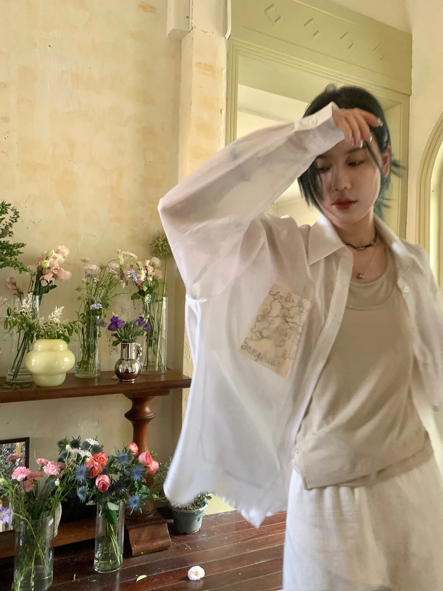 

Комплект LelyMooch Lustrous Sun Protection: рубашка и брюки с принтом на груди, выполненные из смеси лиоцелла и полиэстера, женский комплект