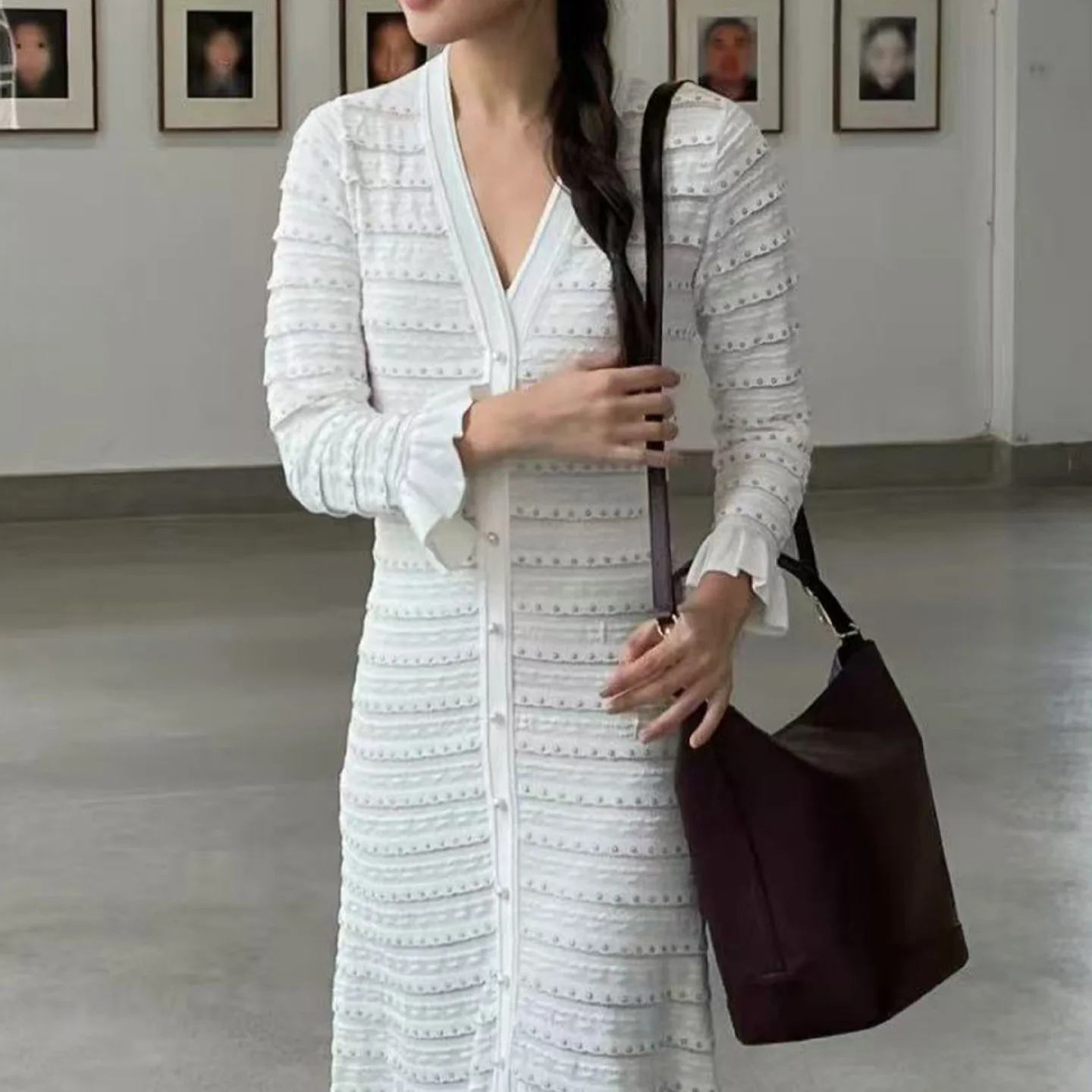 เสื้อถักทรงเอไลน์สำหรับผู้หญิง คอลเลคชั่นฤดูใบไม้ผลิ/ฤดูร้อน  ตกแต่งด้วยลูกไม้ลายดอกไม้  ประดับด้วยลูกปัดสีขาว  ทรงเข้ารูป  เอวกลาง  ทำจากเส้นใยเจลาติน