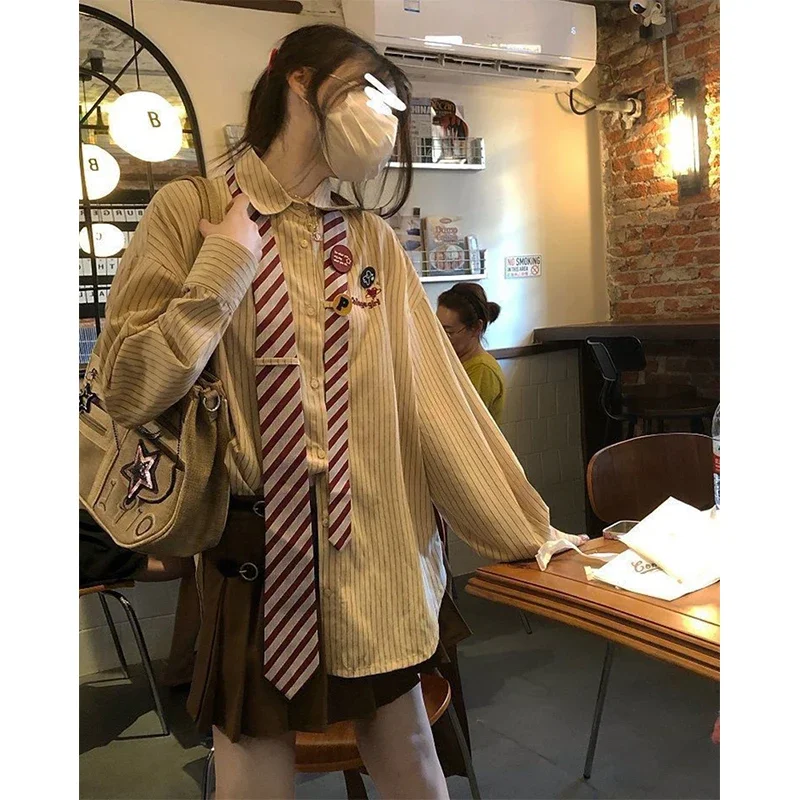 Vintage Tie koszule w paski damskie broszka w stylu Harajuku ponadgabarytowe bluzki z długim rękawem Streetwear koreański nadruk w stylu Preppy luźne bluzki na co dzień — zdjęcie 5