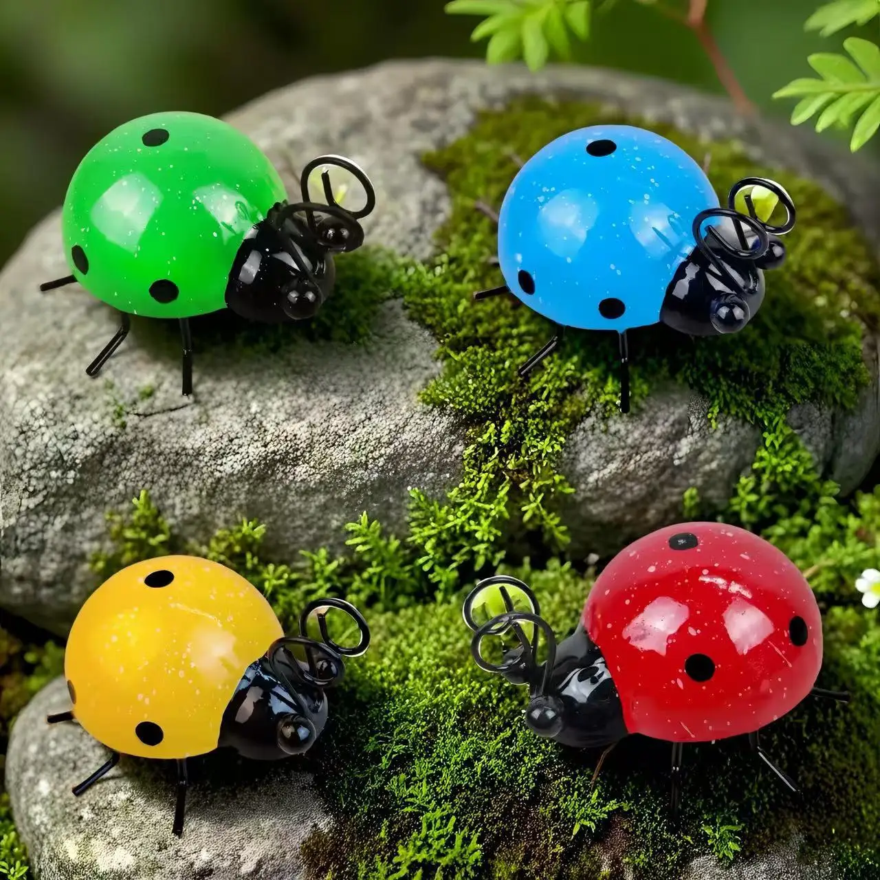 Figura mariquita metálica decorativa para colgar en pared de jardín - imagen 2