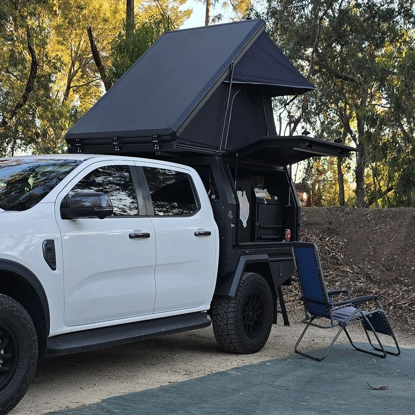 3-4 Person Waterproof RTT Car Roof Top Tent 4x4 Aluminium Triangle Oxford Camping Clamshell Hard Shell Rooftop Tent For Jeep SUV