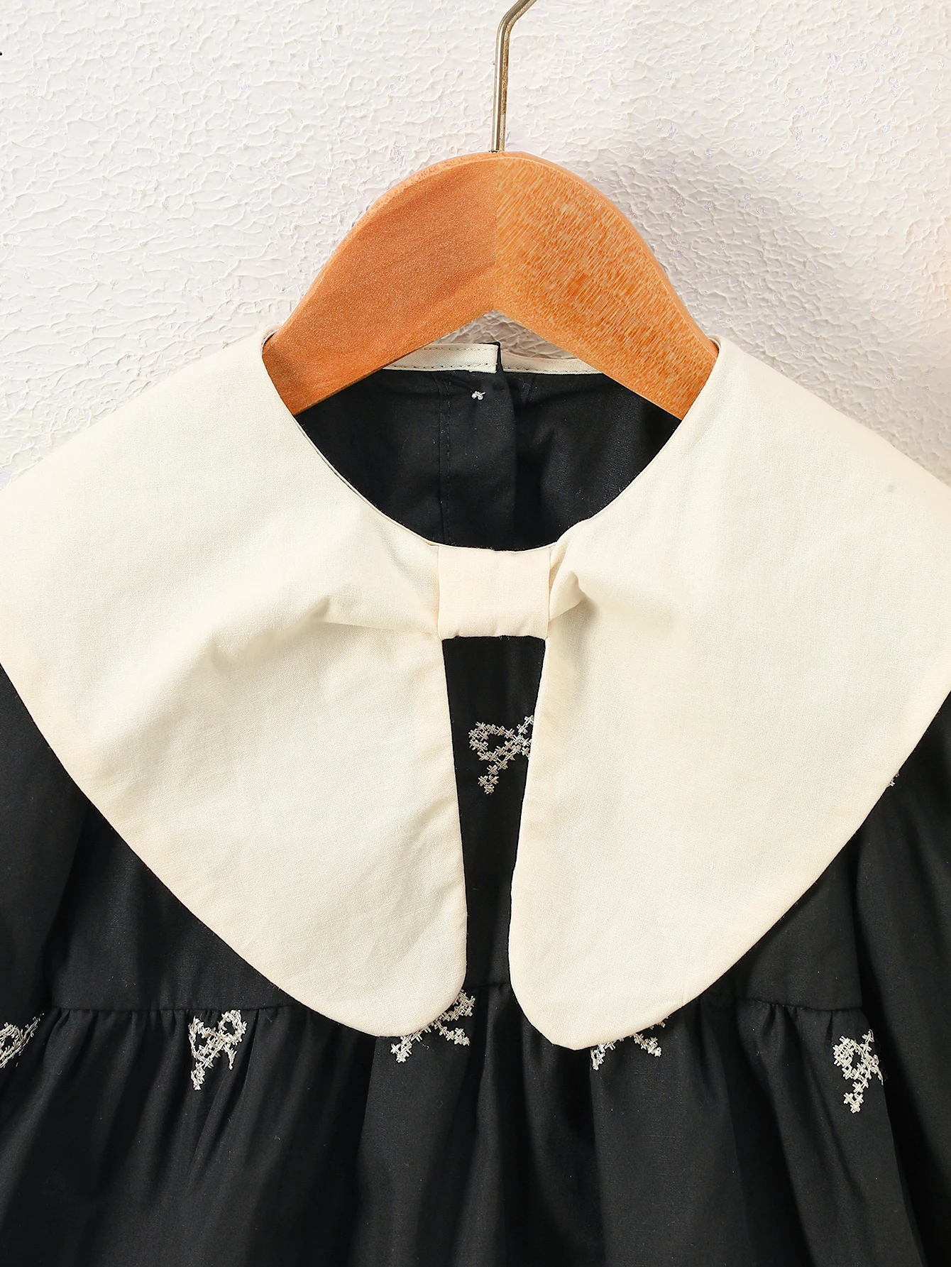 Girls' Black Bow Embroidered Long-Sleeved Dress, Spring and Autumn Style Large Lapel Princess Dress, Retro Style Children's Dress