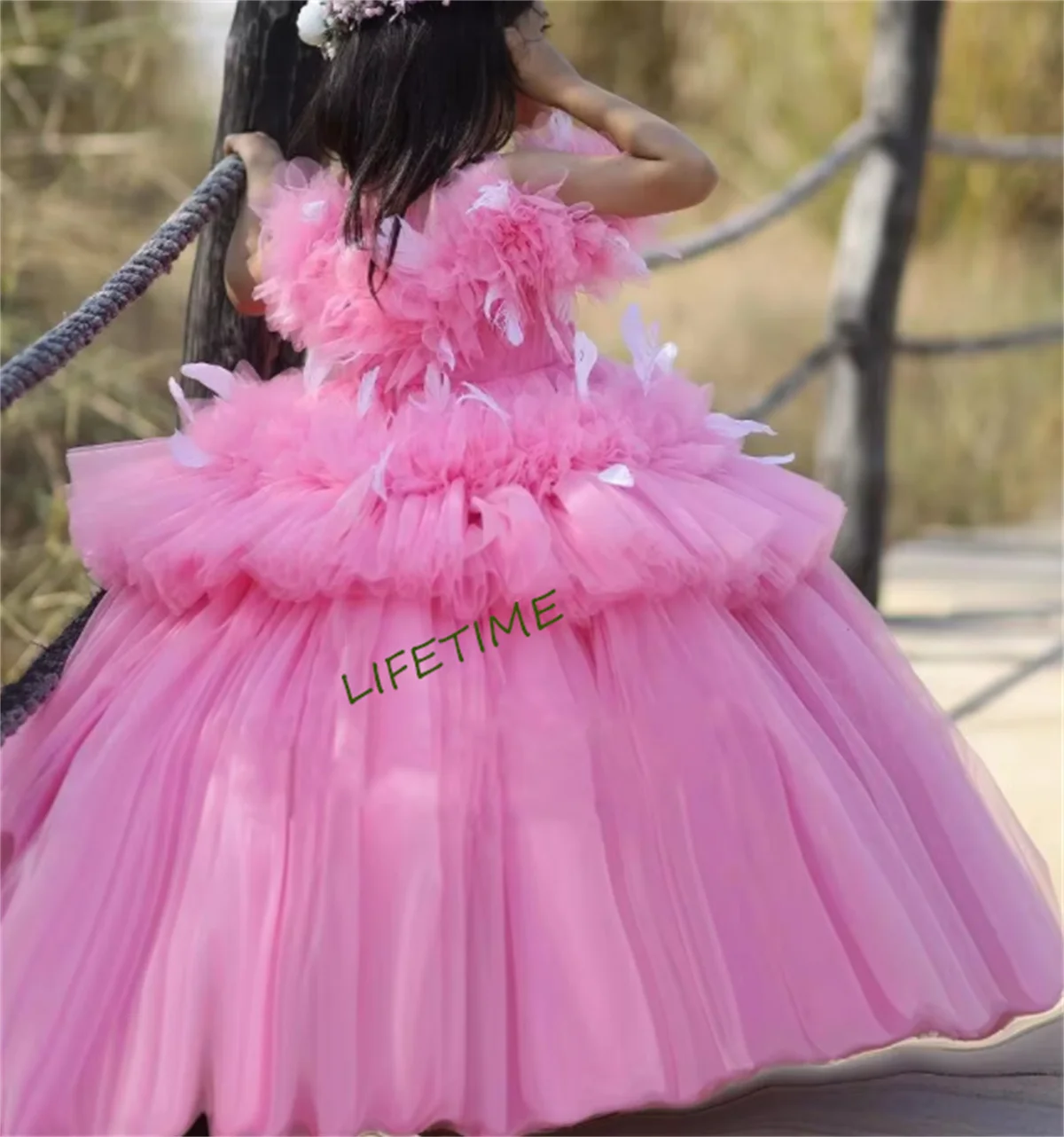 

Luxury Pink Ruffled Princess Gown Flower Girl Dress for Wedding Sheer Neck Feather Decoration Kid Pageant Gown First Communion