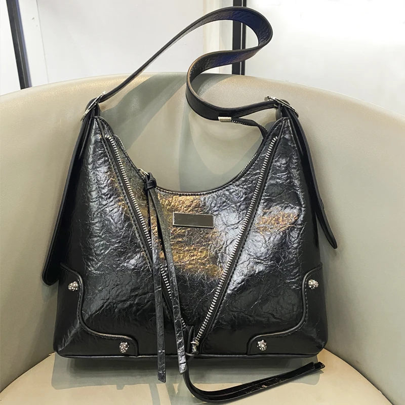 Moto & Biker Shoulder Bag For Women Luxury Designer Hobos And Purses 2023 New In PU Wax Skin Rivets Sheet Metal Decoration Bags