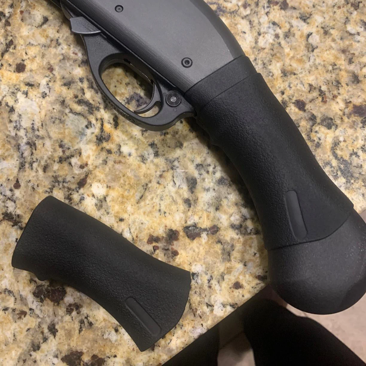 غطاء مقبض مطاطي عالمي غير قابل للانزلاق لـ Remington Mossberg Shockwave، Remington 870 Tac-14 مقبض بندقية تكتيكي كم ناعم