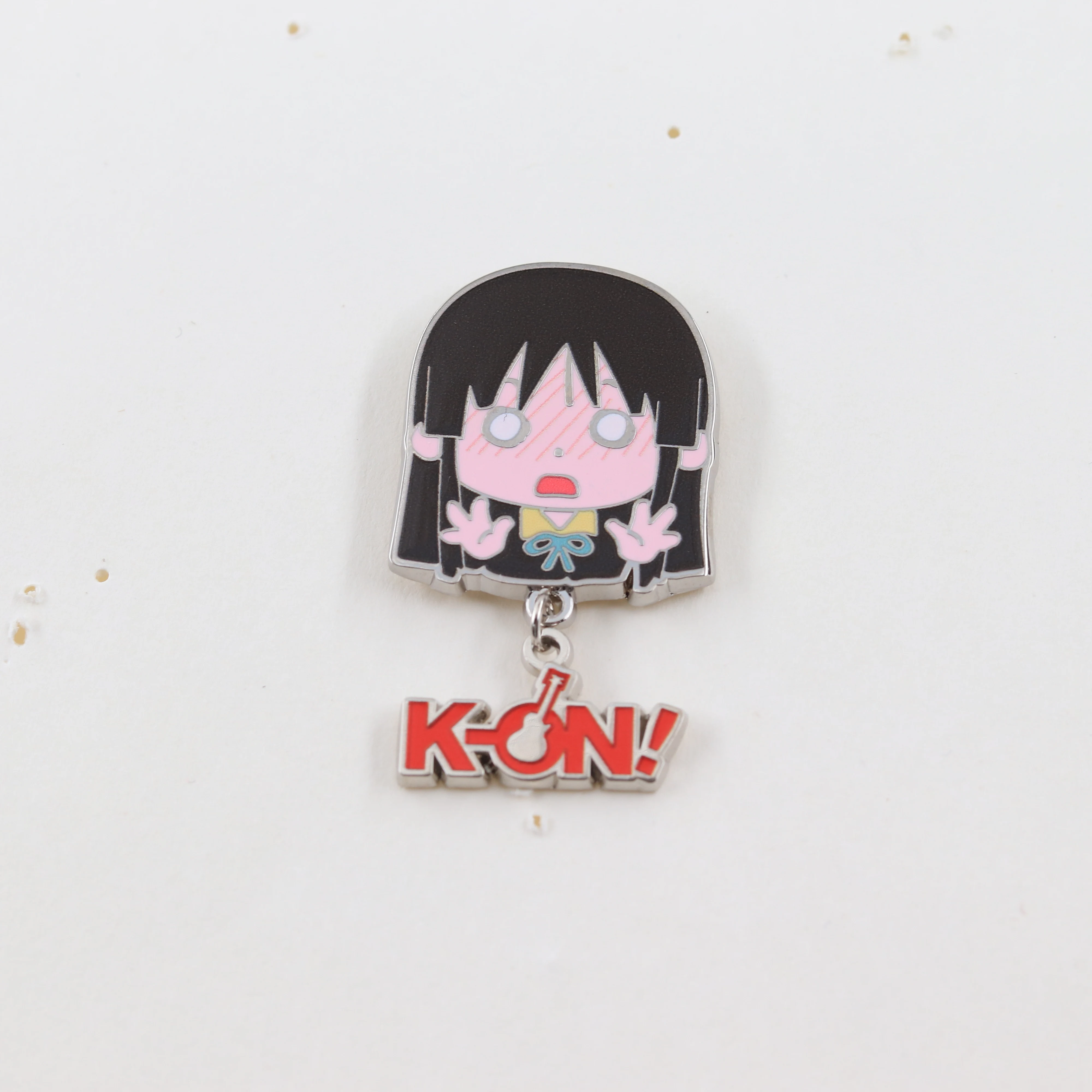 K-On！Akiyama Mio Anime Chibi-Charakter Emaille-Pin Niedliche Brosche mit überraschtem Gesichtsausdruck für Rucksäcke, Kleidung, Fans, Geschenk-Accessoire – Detail 10