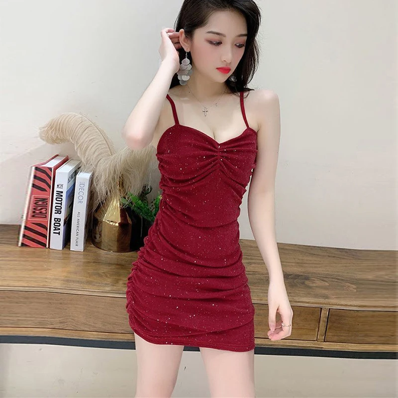 Sukienka typu bodycon z dekoltem w serek, bez rękawów, idealna na każdą porę roku, odzież damska.