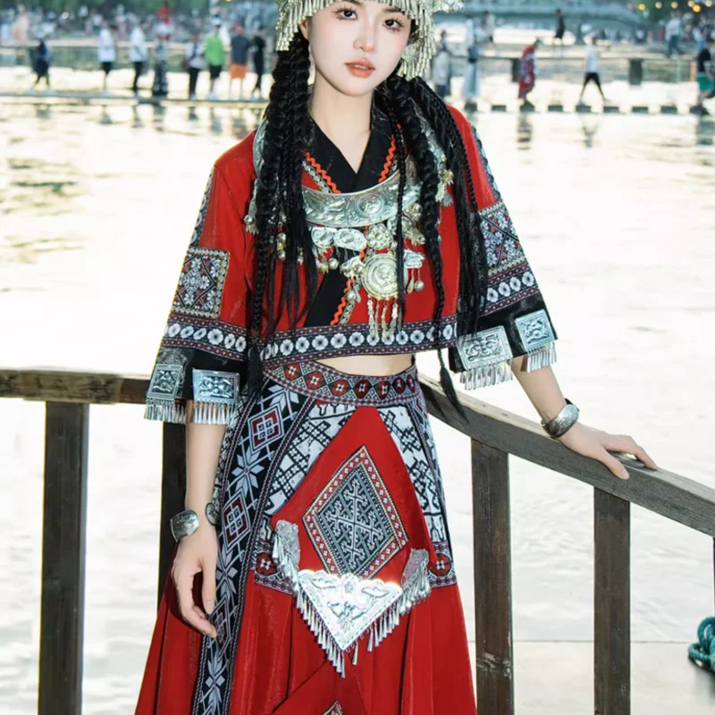 Chinese Guizhou Hmong etnische dameskostuums en dansvoorstellingkostuums