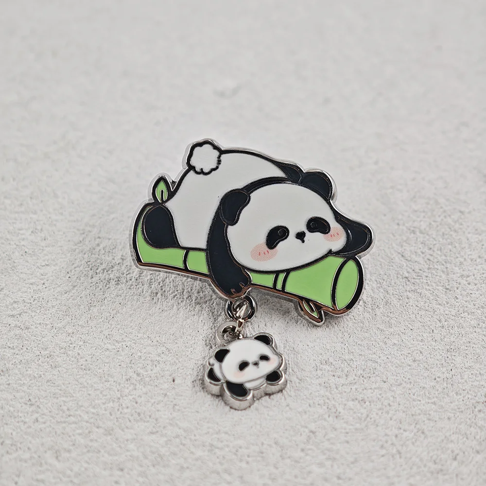 Niedliche Panda-Emaille-Anstecknadeln mit hängendem Baby-Panda, lustige Bambus-Broschen, Kawaii-Tier-Metallabzeichen, Rucksack-Reversnadel, Schmuckgeschenk – Detail 4