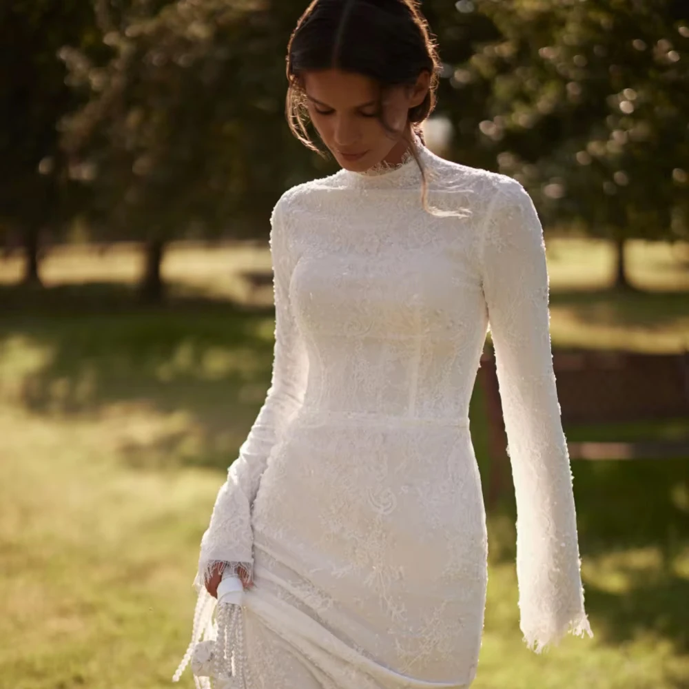 カスタマイズされた白いクラシックなビーズレースのウェディングドレス、女性の花嫁のための控えめなハイカラー長袖エレガントなマーメイドブライダルガウン