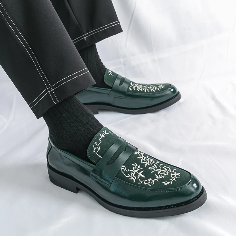 

Модные кожаные лоферы с вышивкой, мужские модные удобные туфли без шнуровки в корейском стиле, брендовая мужская деловая повседневная обувь с низким вырезом