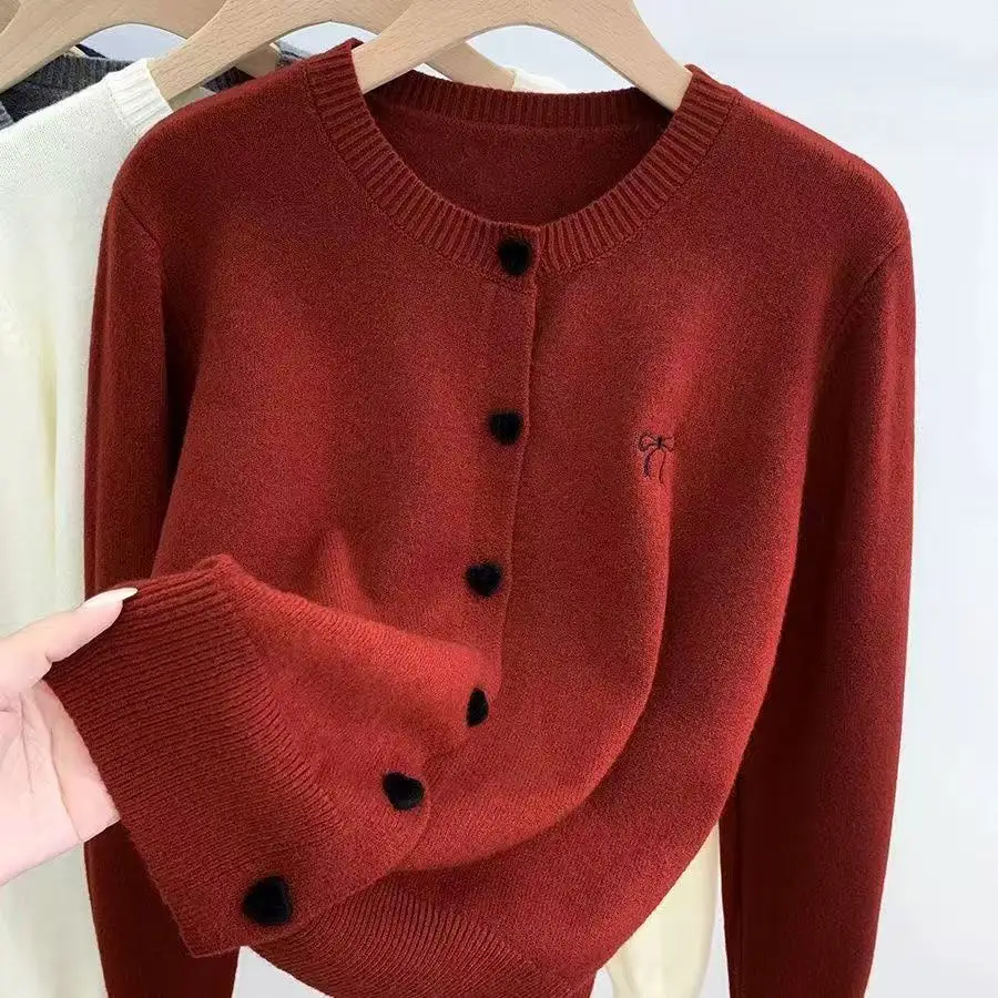 2025 Bow broderie col rond simple boutonnage en forme de coeur bouton pull femmes tricoté Cardigan coréen décontracté solide haut en tricot