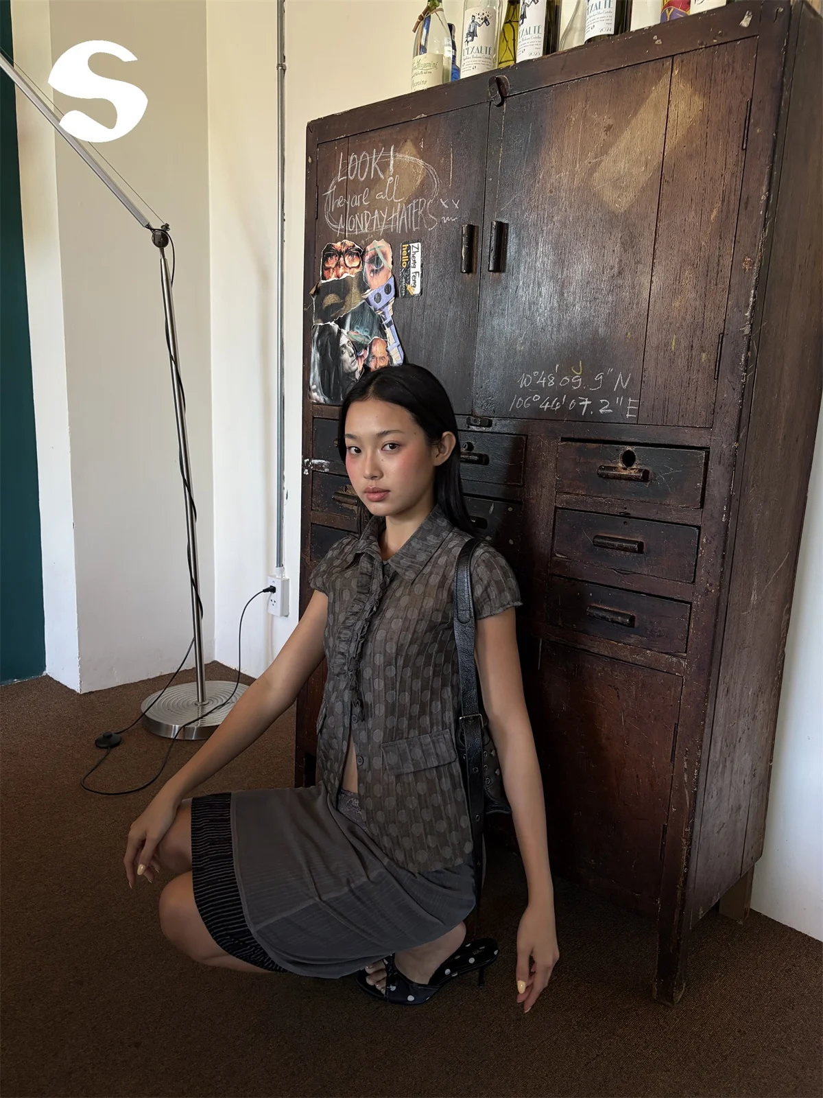 

Ретро-блузка с коротким рукавом и воротником в горошек, женская, с плиссировкой, цветочным принтом и эффектом похудения, в стиле пэчворк