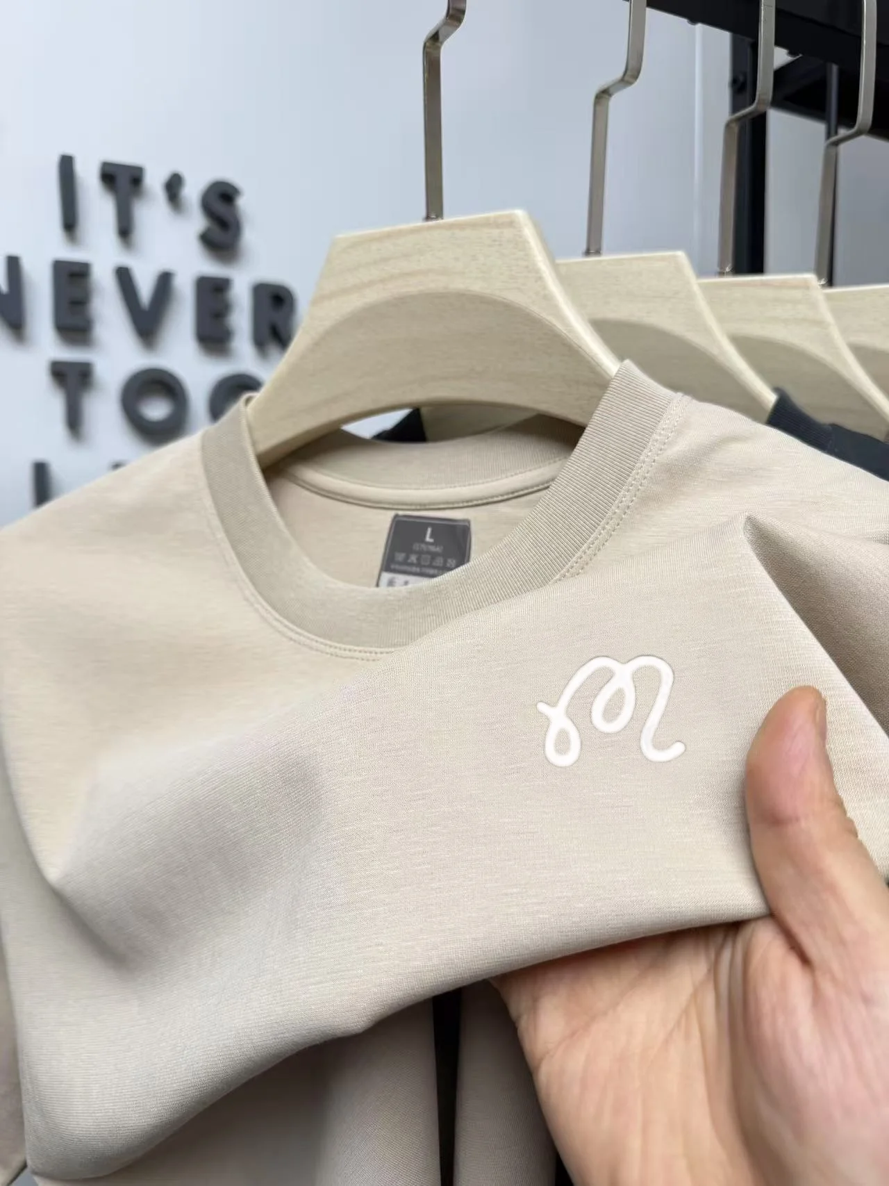 Modisches Herren-Sommer-T-Shirt, neu, bequem, atmungsaktiv, heiß begehrte Marke, exquisite Buchstabenstickerei, lässiges Kurzarm-Shirt – Detail 11
