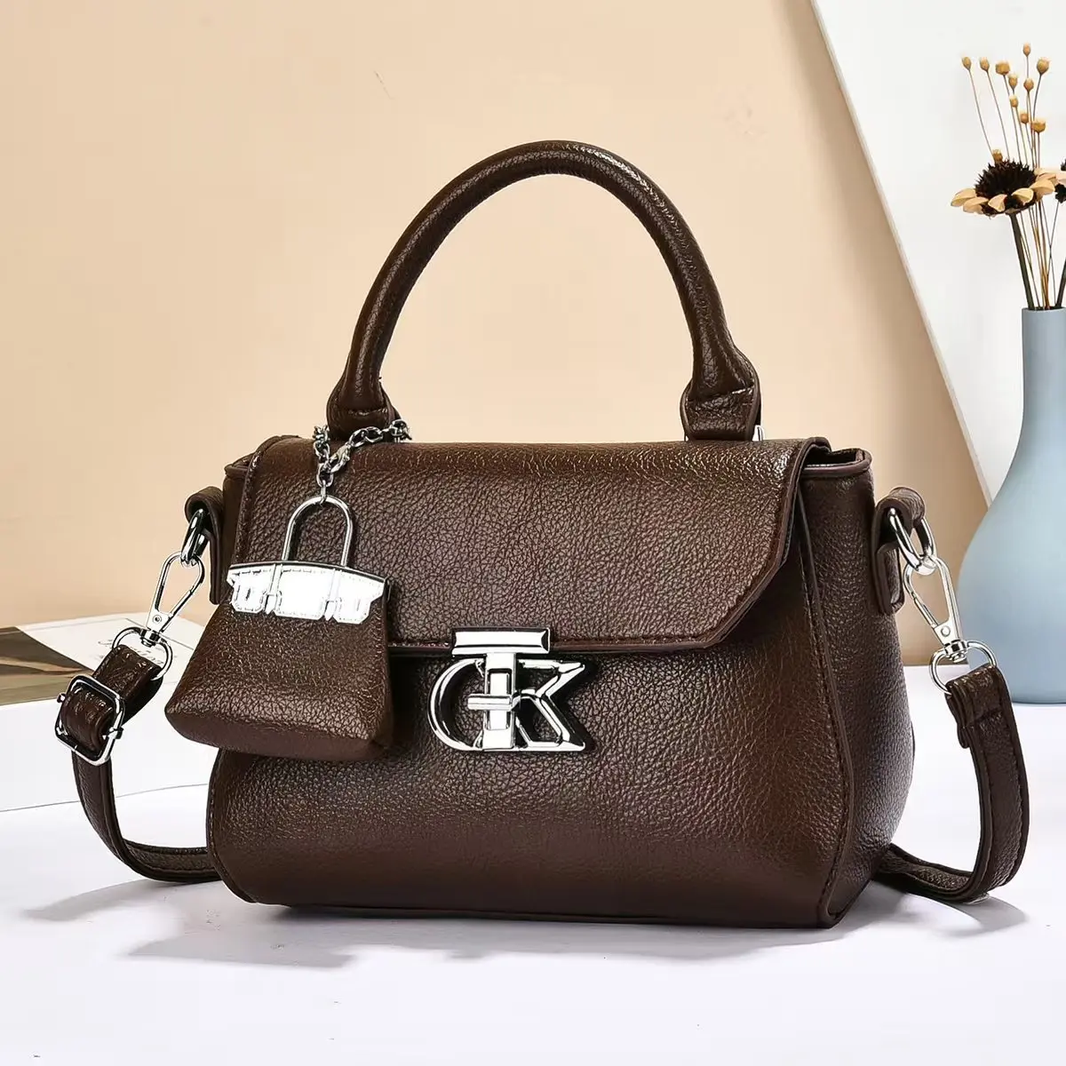 

‌ Сумка через плечо в корейском стиле 2025 года — маленькая женская сумочка через плечо, минималистичная и модная, необходимая для офиса и повседневного использования