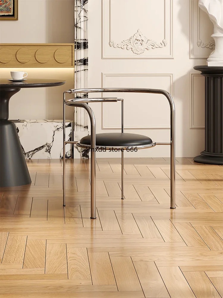 Leichter Luxus antiker Stuhl mit einer Rückenlehne