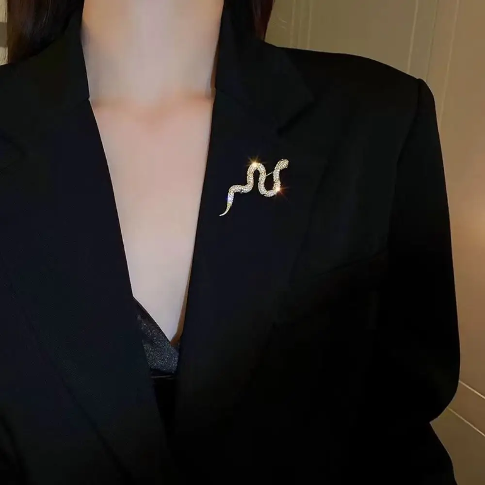 Vintage Zodiac Snake Brooch Sparkling Anti-slip Rhinestone Animal Collar Pins High-grade Temperament Personality Snake Lapel Pin