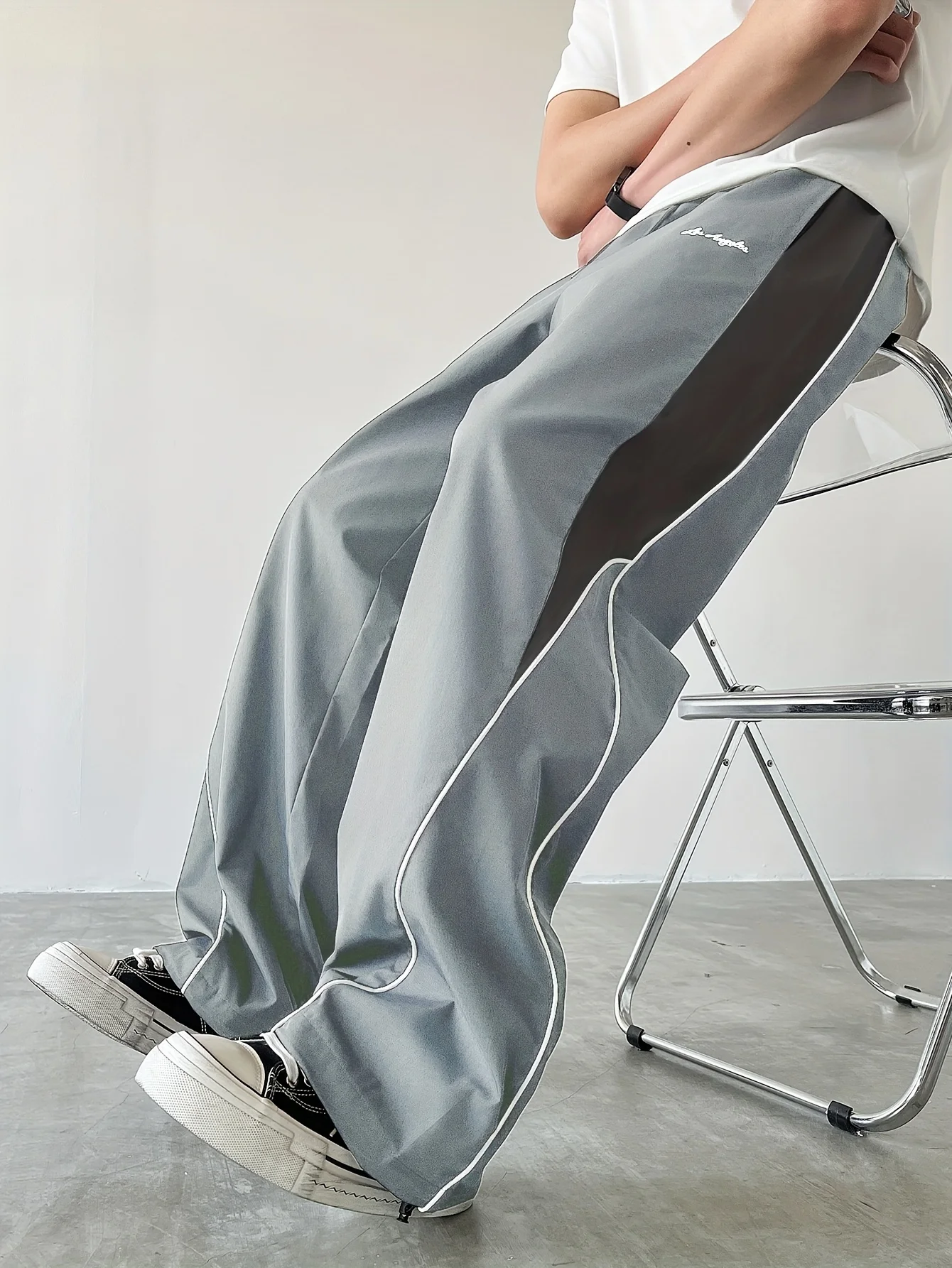 2026 Kontrast-Hose mit Gebogenen Seitenpanels und Weitem Bein, Schwarz-Grau Farbblock Lose Leichte Lässige Streetwear Windhose für Kinder – Detail 5