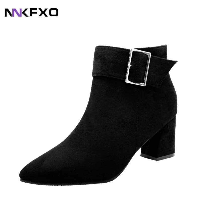 

2023 Women's Classic Black Ankel Boots Autumn Winter New Belt Buckle Short Boots Pointed Toe Square Heels Faux Suede Boots QB461