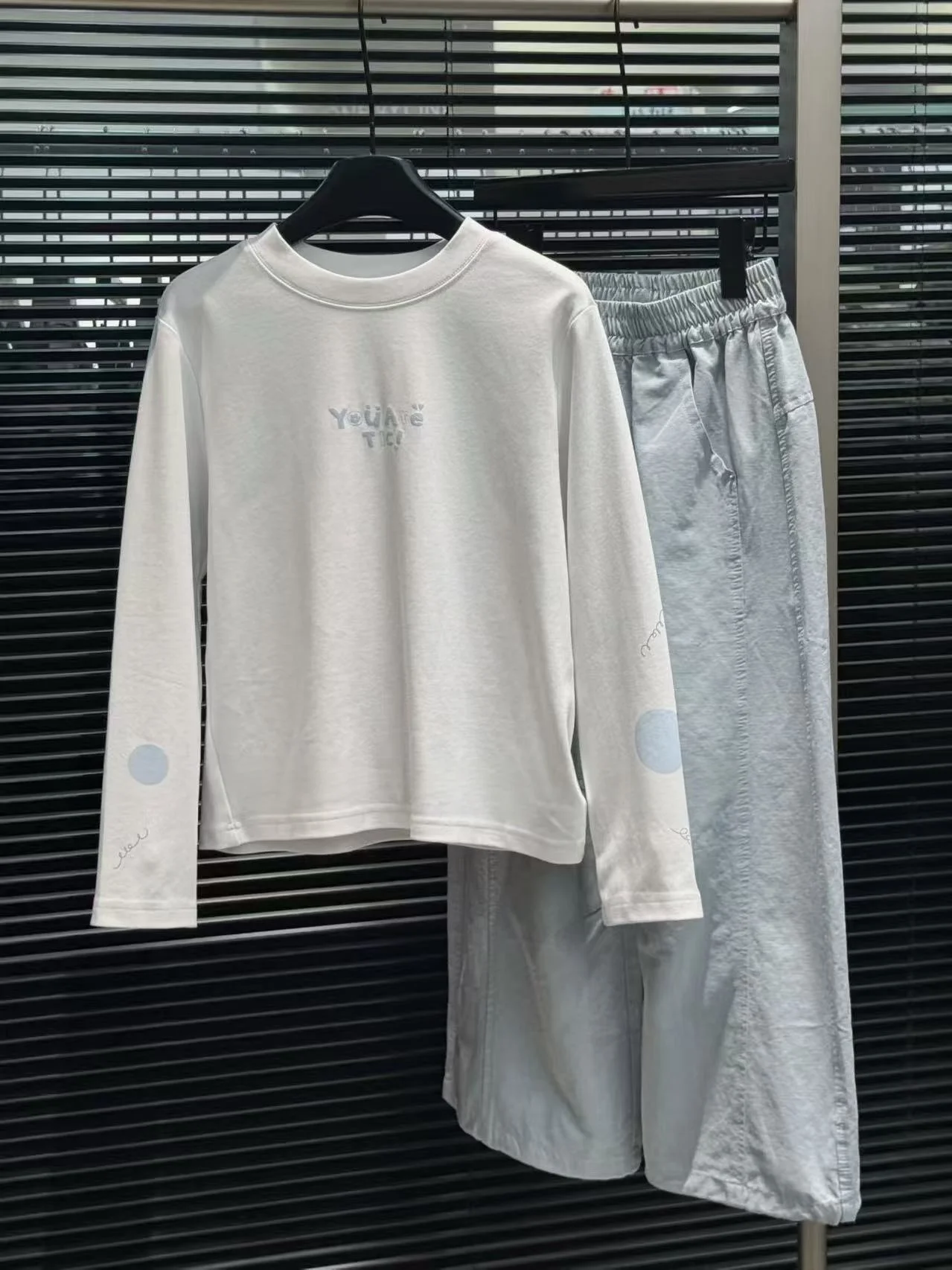 camiseta-blanca-de-manga-larga-con-cuello-redondo-y-estampado-de-lunares-para-ninas-de-talla-mediana-a-grande-estilo-casual-de-algodon-para-primavera-y-otono