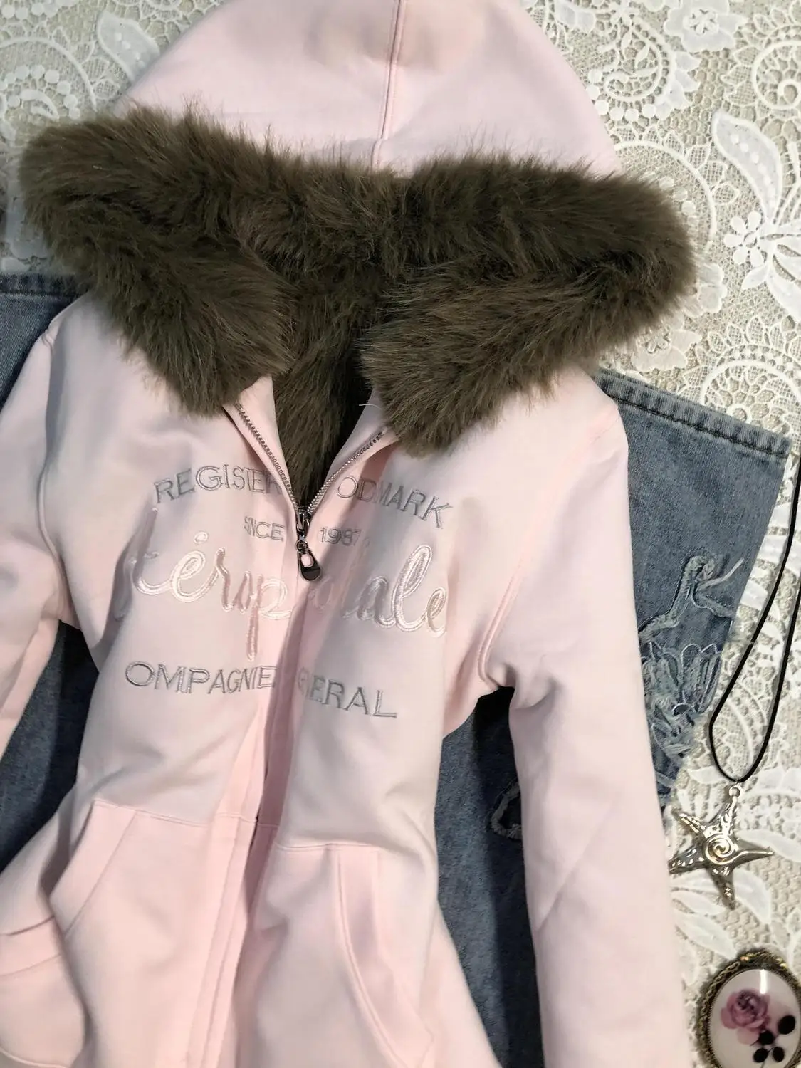 

Onalippa Design Sense Niche Американская винтажная розовая бархатная теплая куртка с капюшоном Зима 2025 Новый модный женский топ