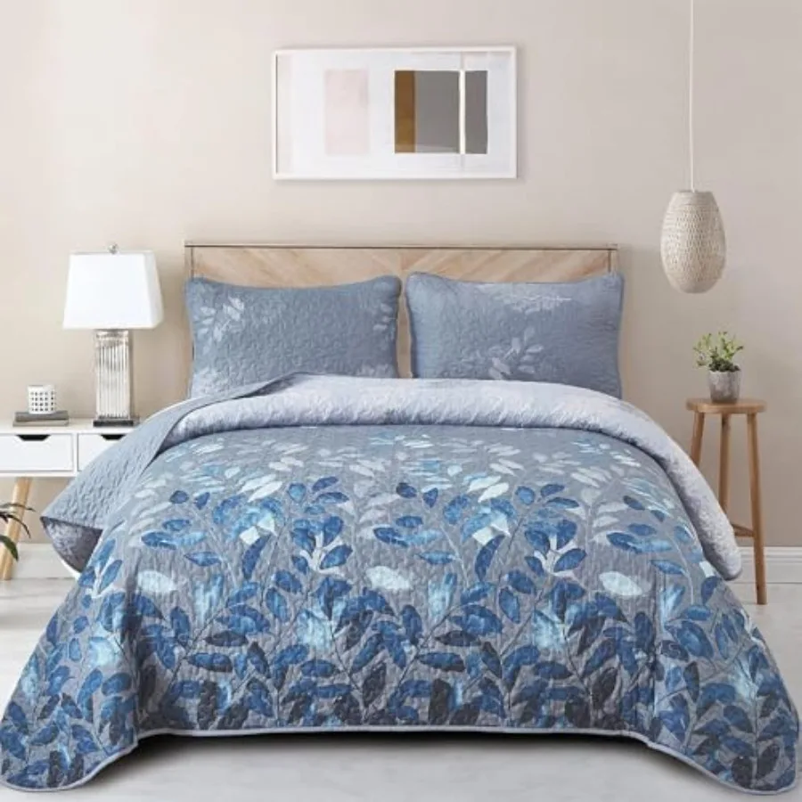 

Комплект постельного белья Blue Quilt King Size, 3 предмета: покрывало темно-синего цвета с цветочным узором и 2 наволочки, из мягкой микрофибры, легкий, сероватый оттенок.