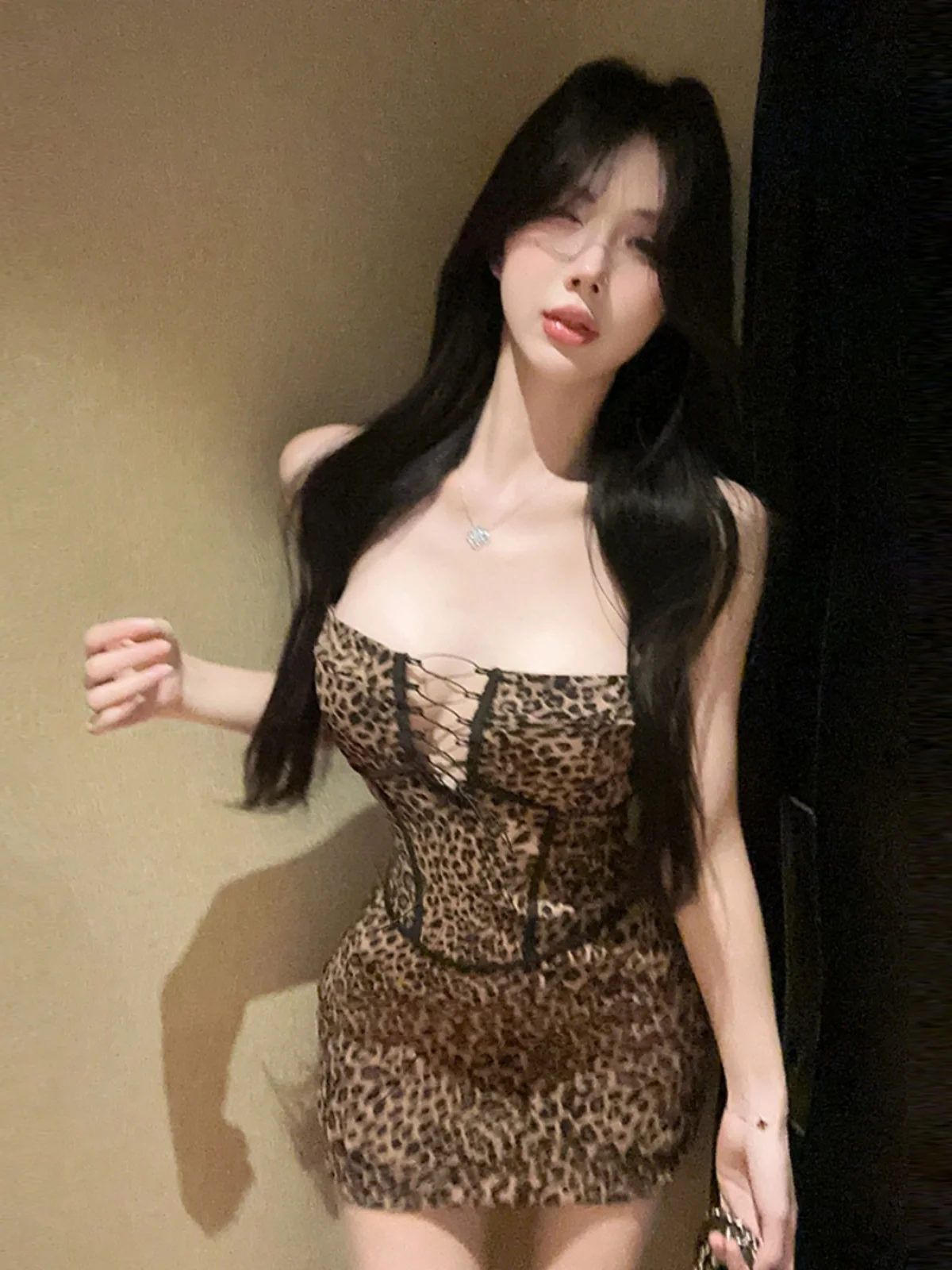

Платье Spicy Girl Caution с вырезами, леопардовым принтом, облегающими бретелями и эффектом утончения талии, без рукавов