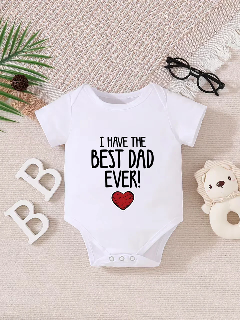 Baby short-sleeved triangle bodysuit, fun letter print, button design, easy to care for, suitable for new parents.