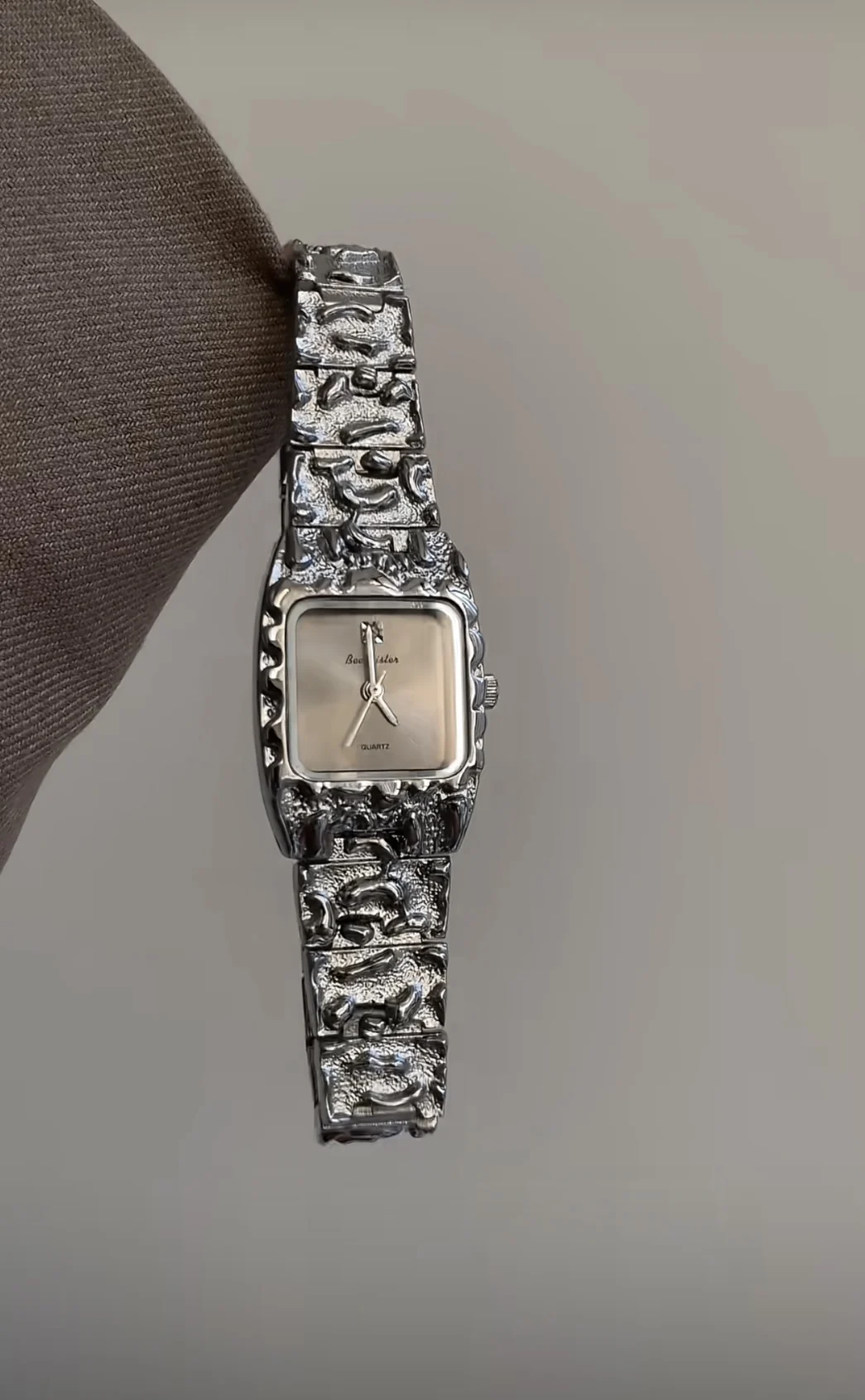 ساعة يد نسائية ذات تصميم مربع رائع وخفيفة الوزن ومتعددة الاستخدامات على الطراز القديم، ساعة يد نسائية فاخرة راقية #1