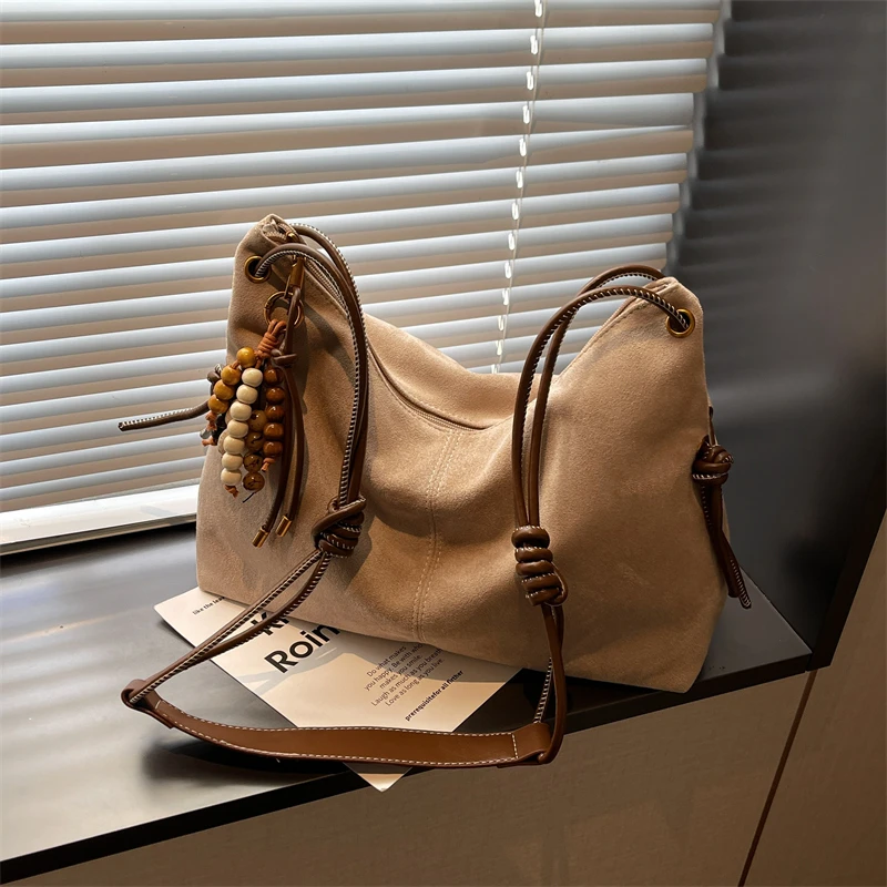 

Сплошные цветные швейные сумки на плечо из искусственной замши, женские сумки большой вместимости в стиле ретро, хит продаж 2025, осенне-зимние универсальные сумки