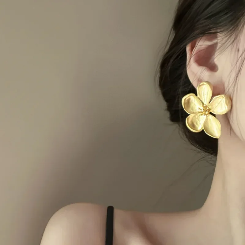 2024 Gold Color Matte Texture Metal Flower Retro Earrings for Women Girls Personalized Fashionable Party Jewelry Birthday Gifts