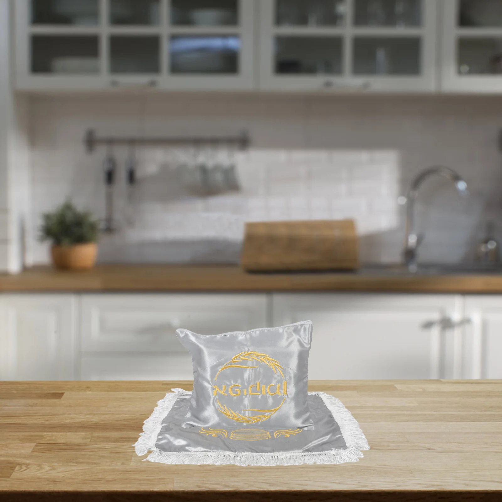 

2Pcs Embroidered Satin Holiday Cookie Bags for Jewish Party Favors Chanukah Treat Pouches Elegant Festive Storage Bags