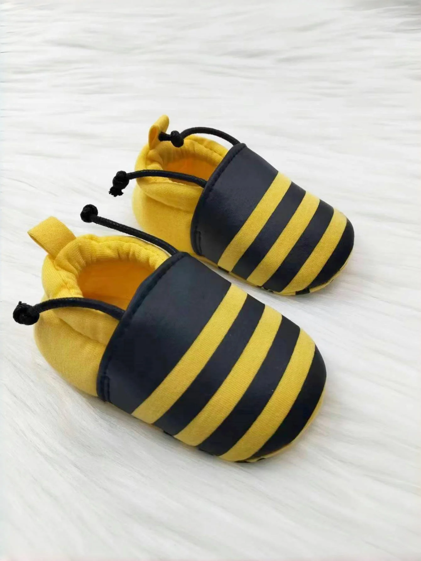 Yibubu chaussures de bébé jaunes créer des chaussures de bébé garçon d'abeille de dessin animé semelle de solft infantile, bébé fille doux unisexe tout-petits premier marcheur